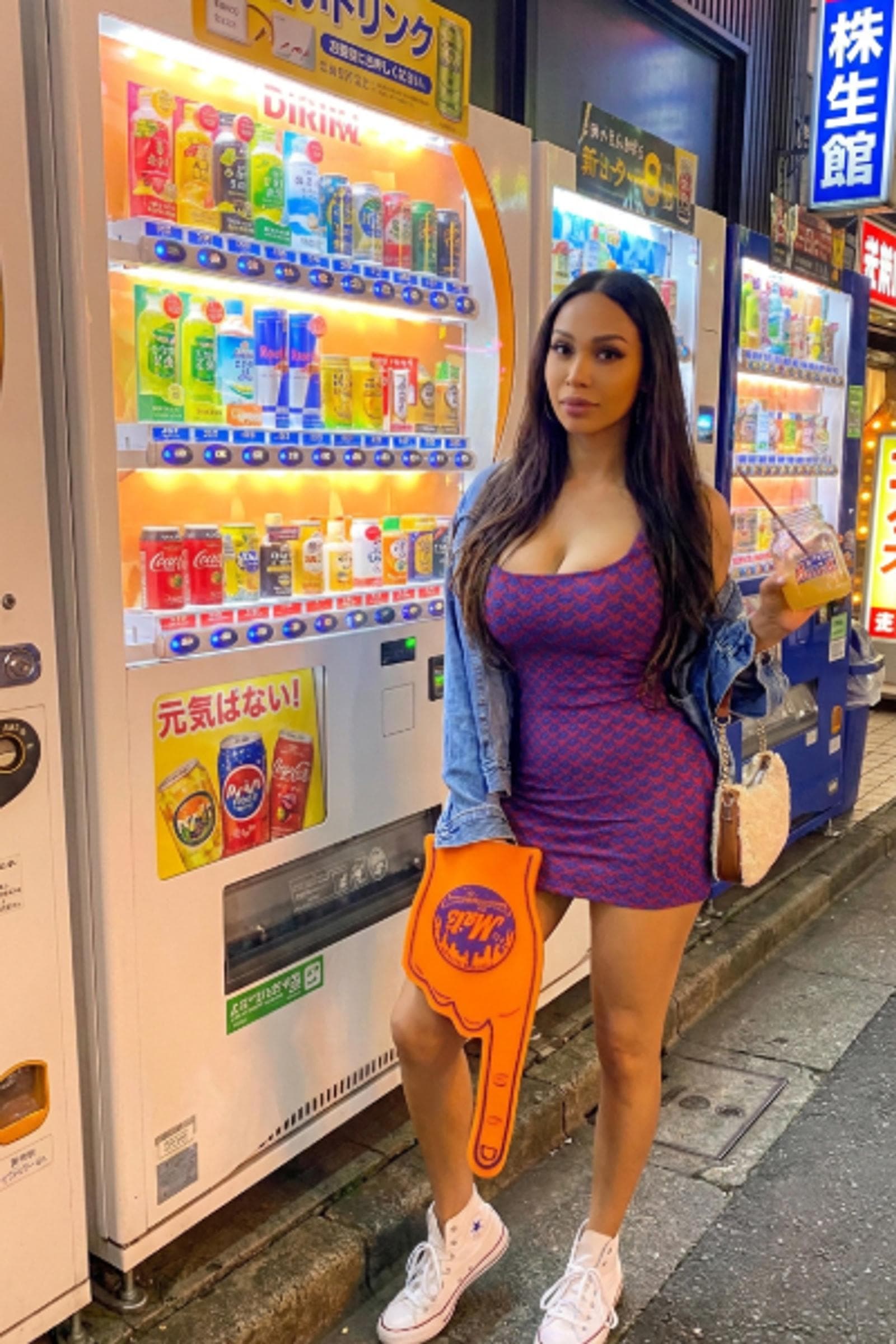 Amanda, 23, escort in Hong Kong — 172 cm, black hair (photo 2 of 5)