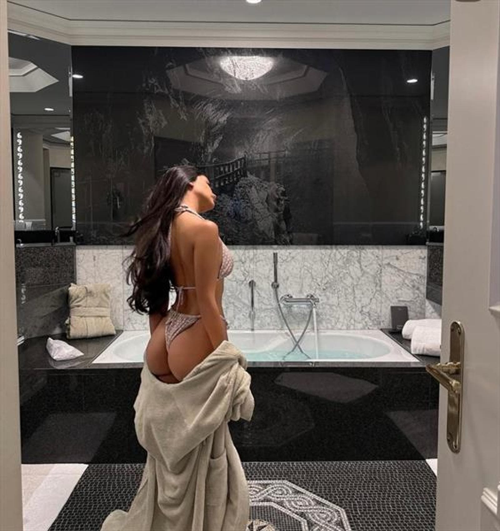 Penelope, 22, escort in Hong Kong — black hair, 169 cm (photo 1 of 5)