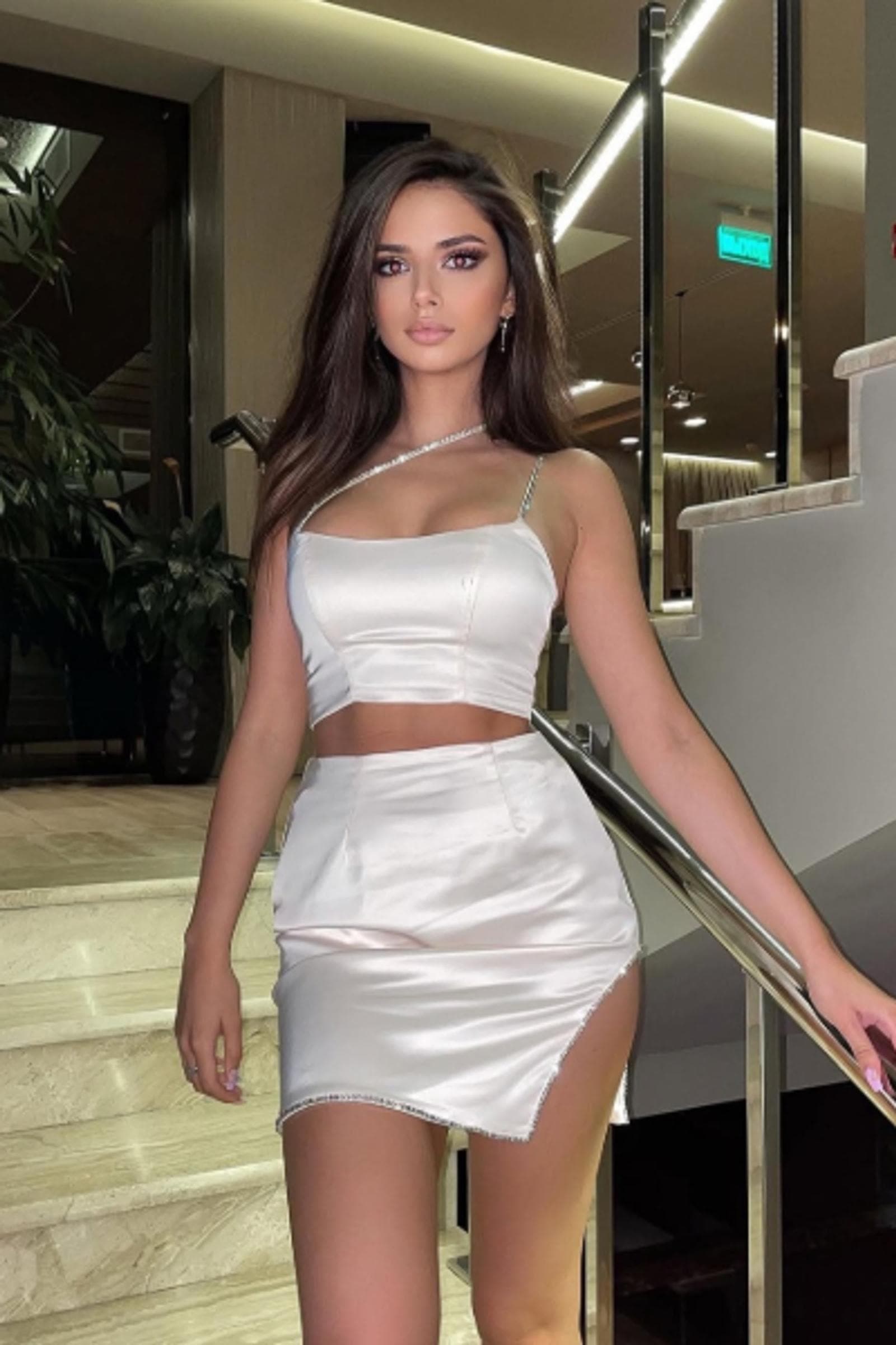 Nele, 24, escort in Hong Kong — 167 cm, black hair (photo 2 of 5)