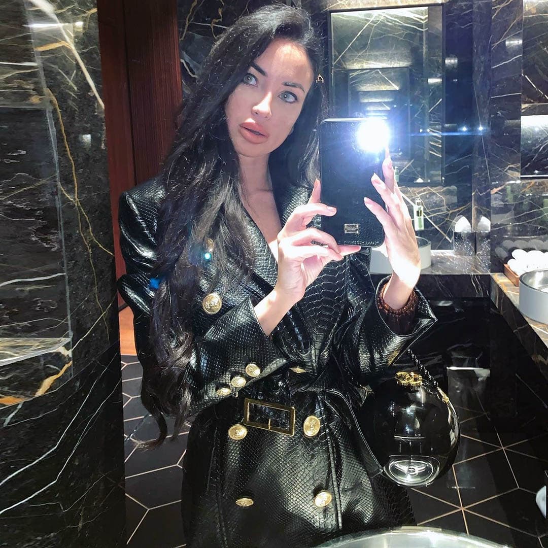 Dina, 21, escort in Moscow — black hair, 178 cm (photo 1 of 10)