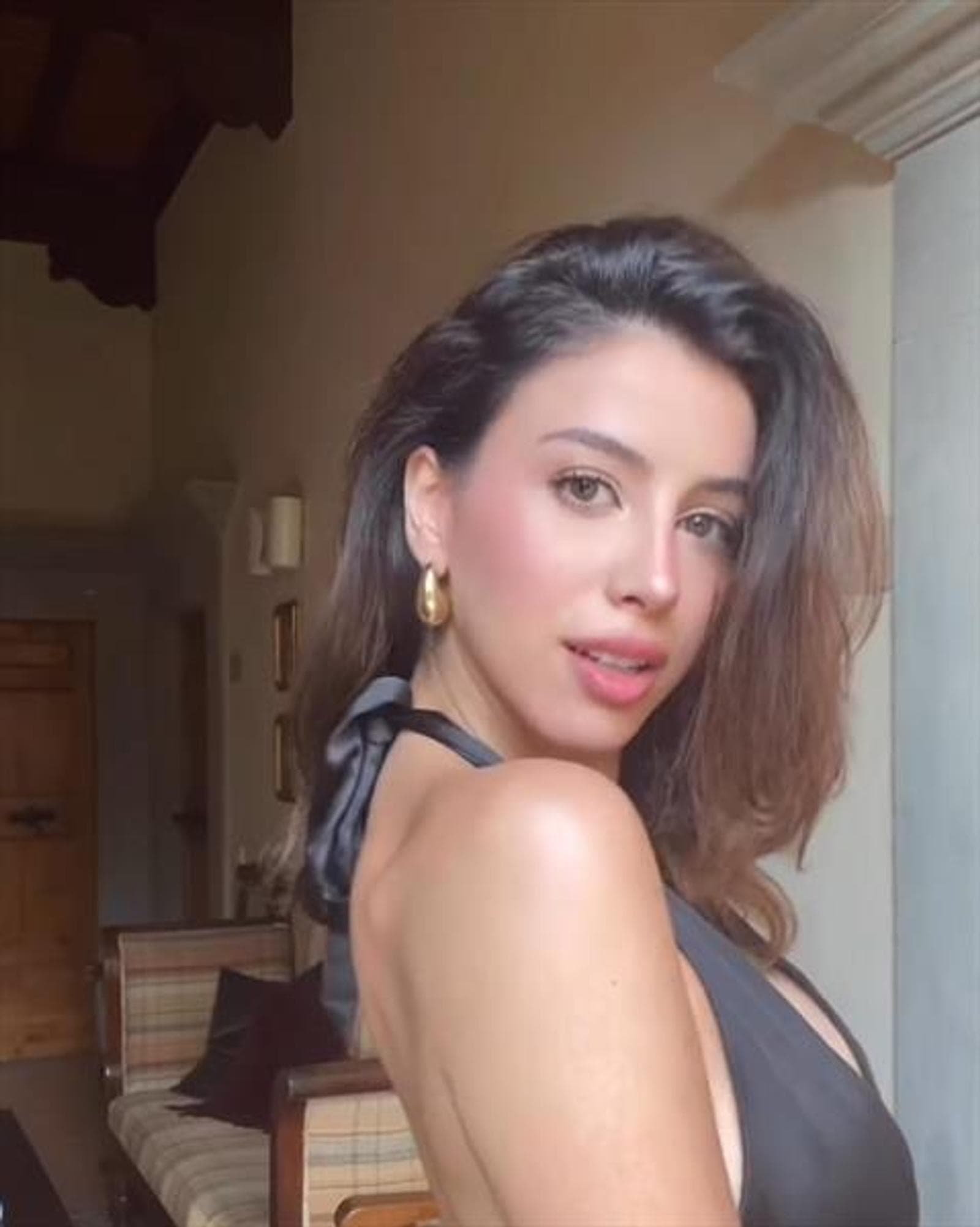 Daiane, 23, escort in Hong Kong — brown hair, 172 cm (photo 5 of 5)