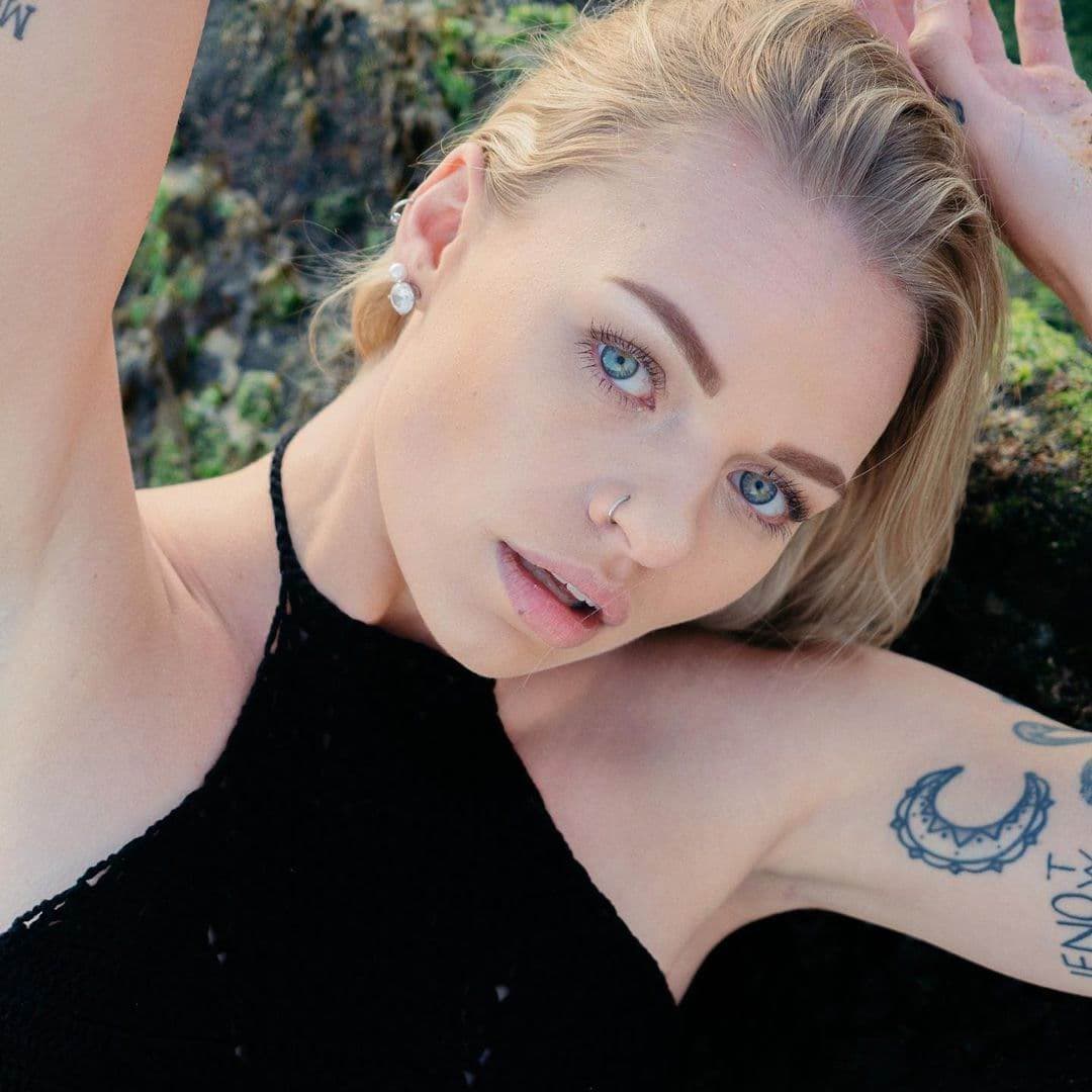 Adriana, 19, escort in Moscow — blonde hair, 176 cm (photo 7 of 10)