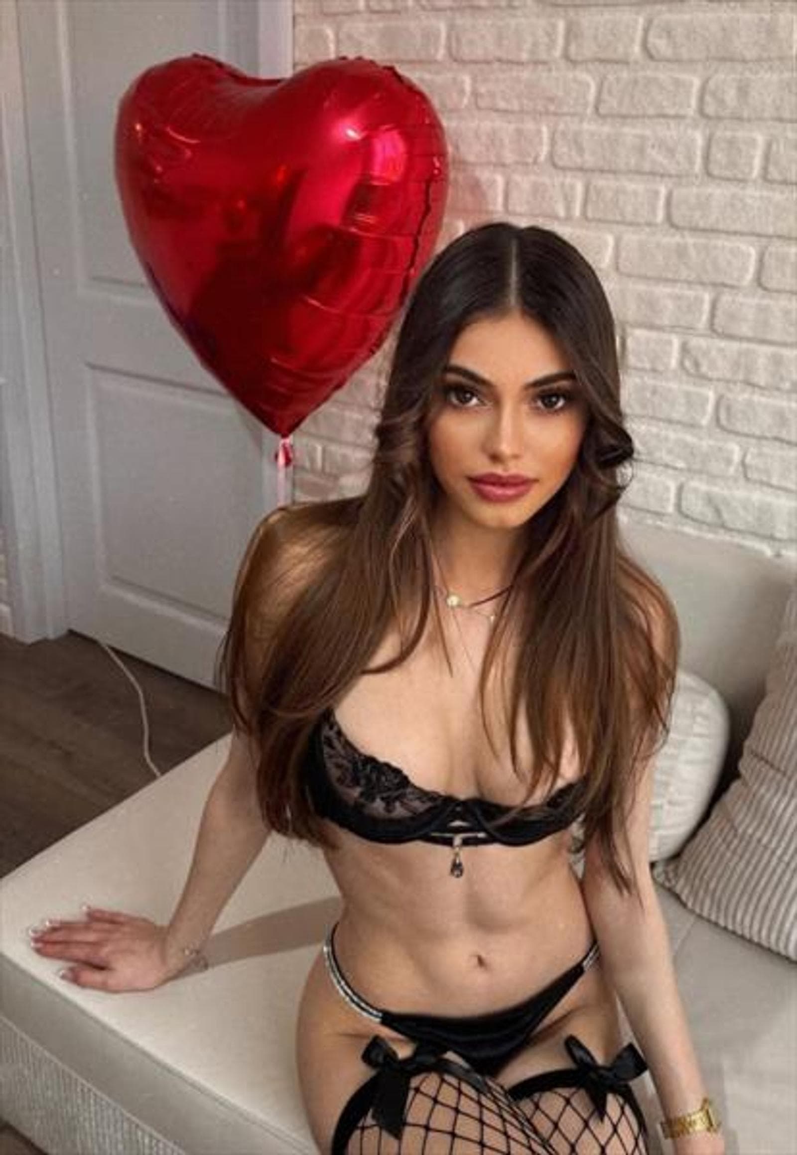 Serena, 35, escort in Hong Kong — brown hair, 167 cm (photo 3 of 5)