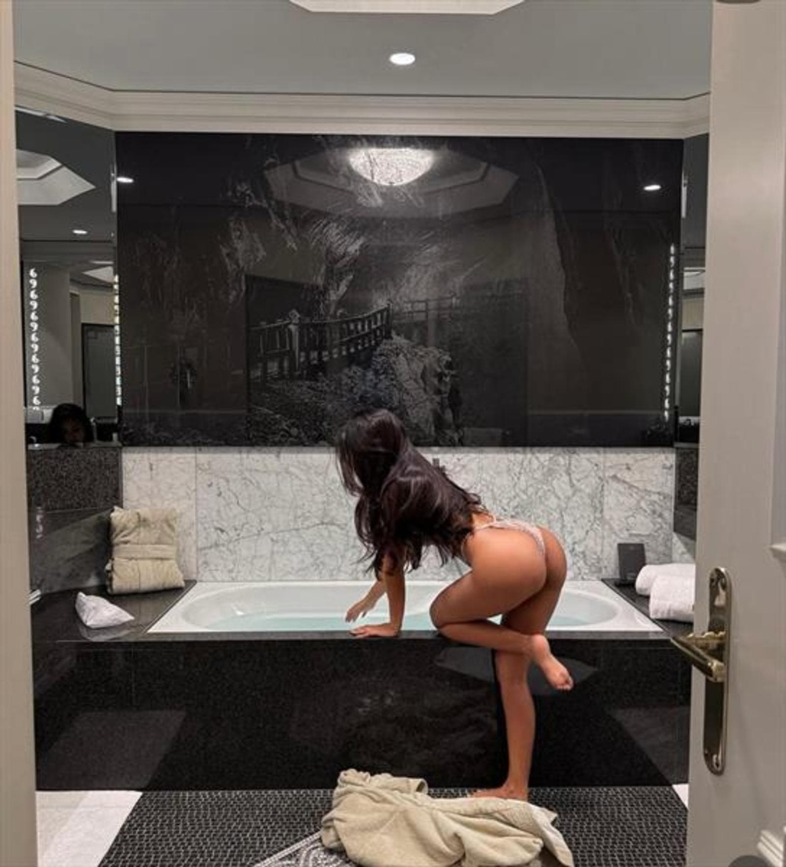 Penelope, 22, escort in Hong Kong — 169 cm, black hair (photo 2 of 5)