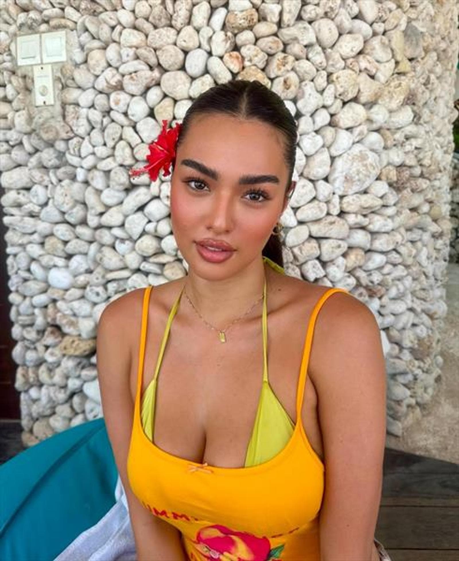 Hazel, 23, escort in Hong Kong — black hair, 172 cm (photo 5 of 5)