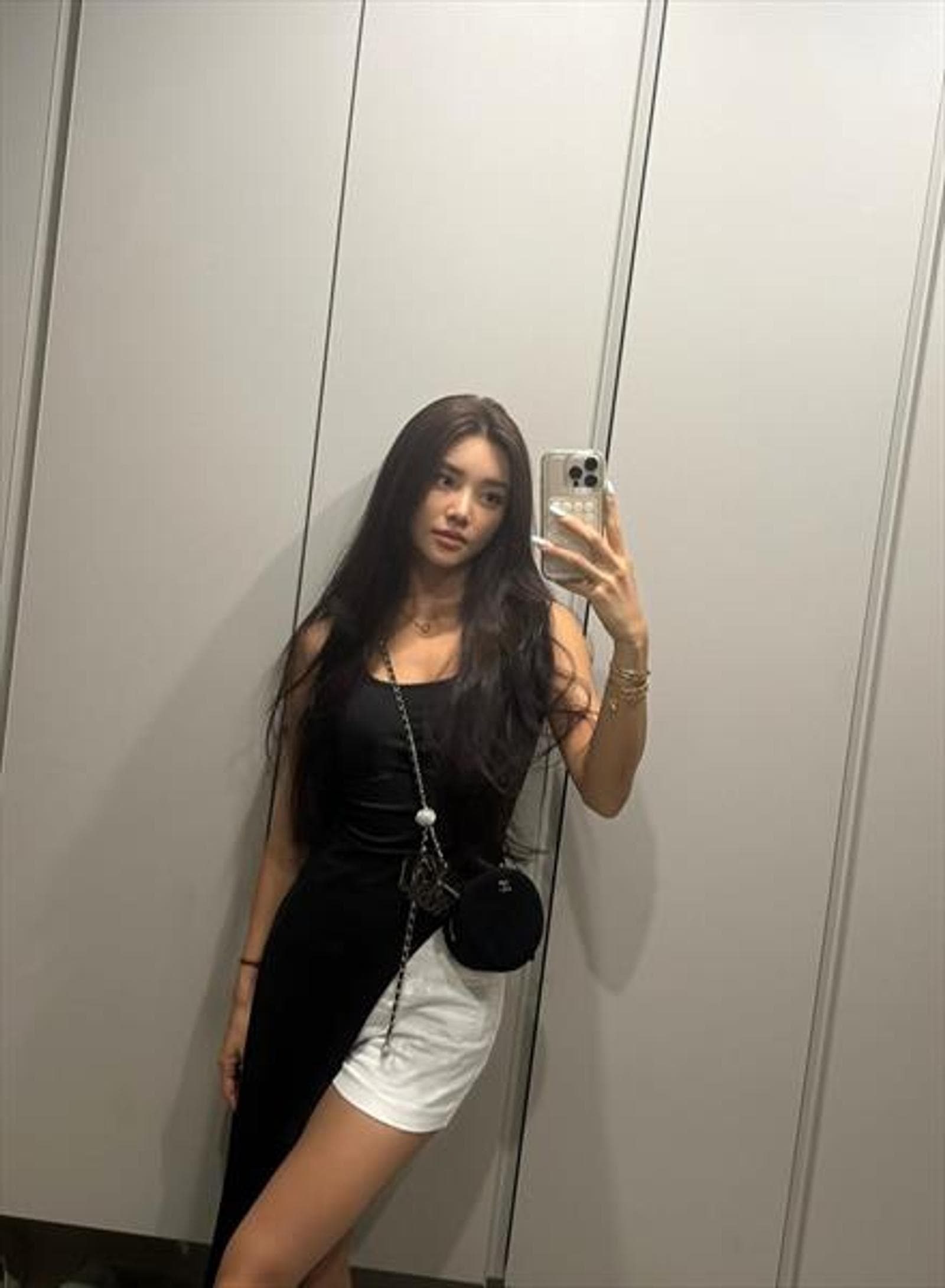 Queenie, 28, escort in Hong Kong — brown hair, 162 cm (photo 3 of 5)