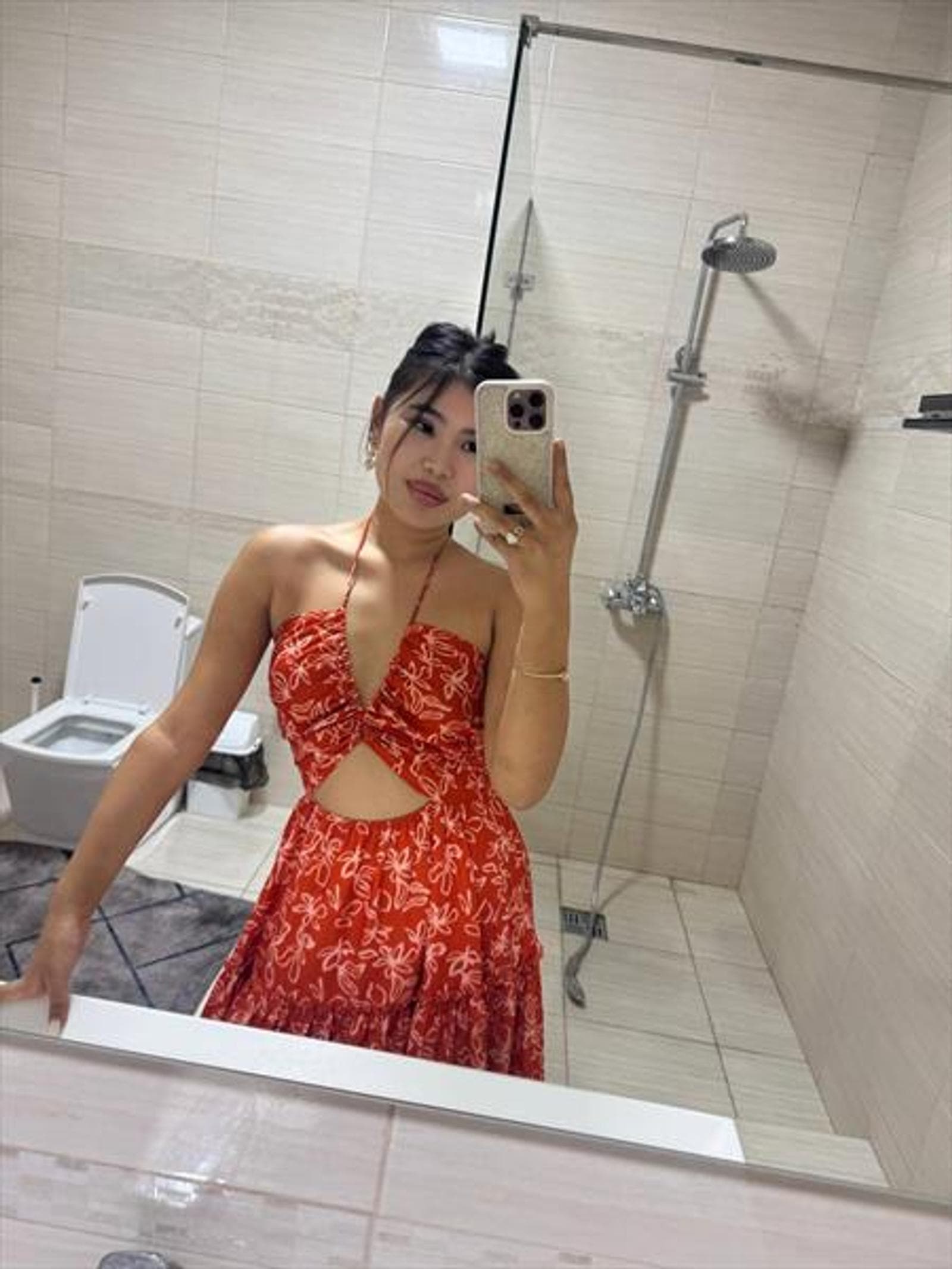 Roos, 22, escort in Hong Kong — black hair, 169 cm (photo 3 of 5)