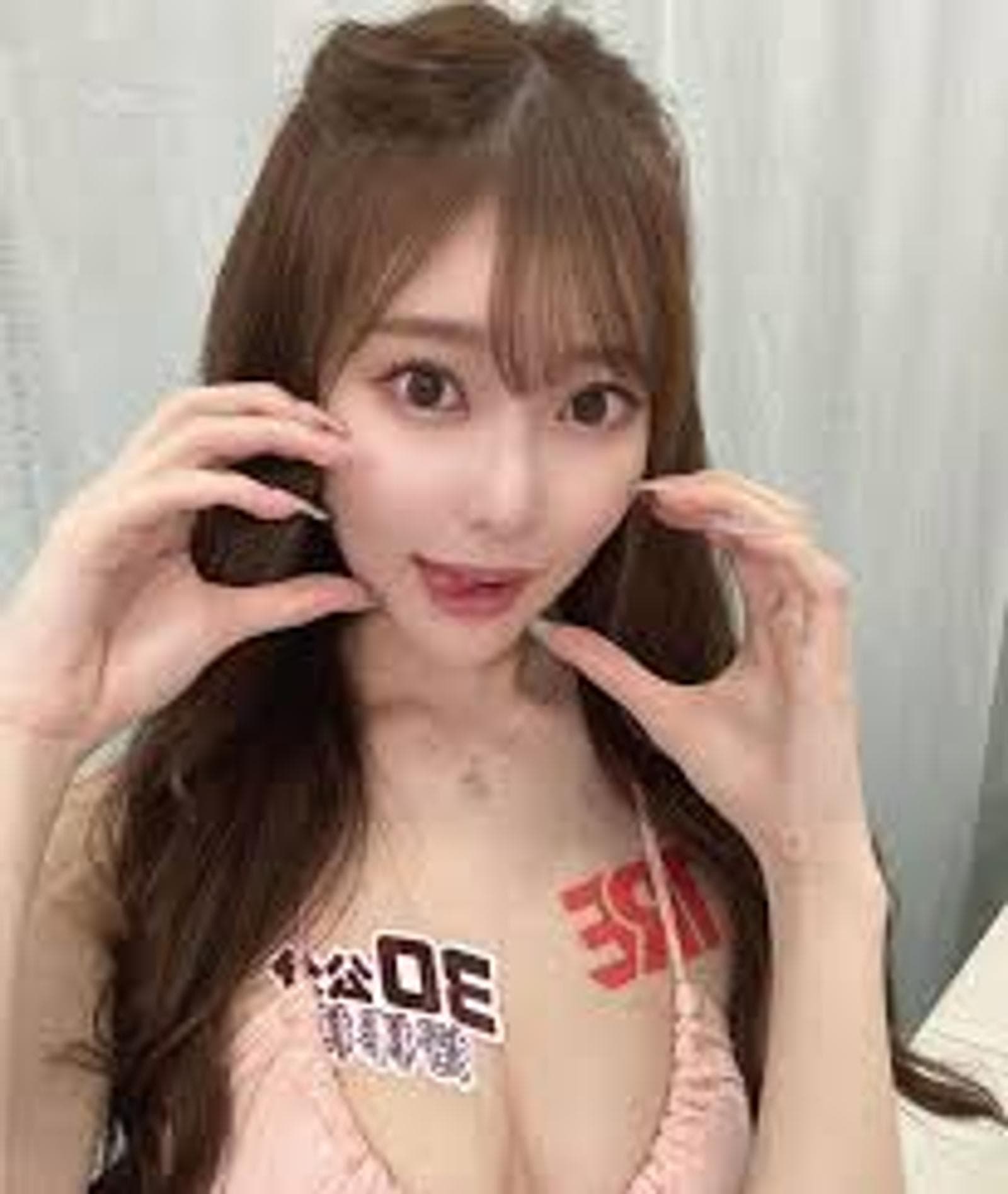 Chaewon, 25, escort in Hong Kong — 169 cm, black hair (photo 2 of 3)