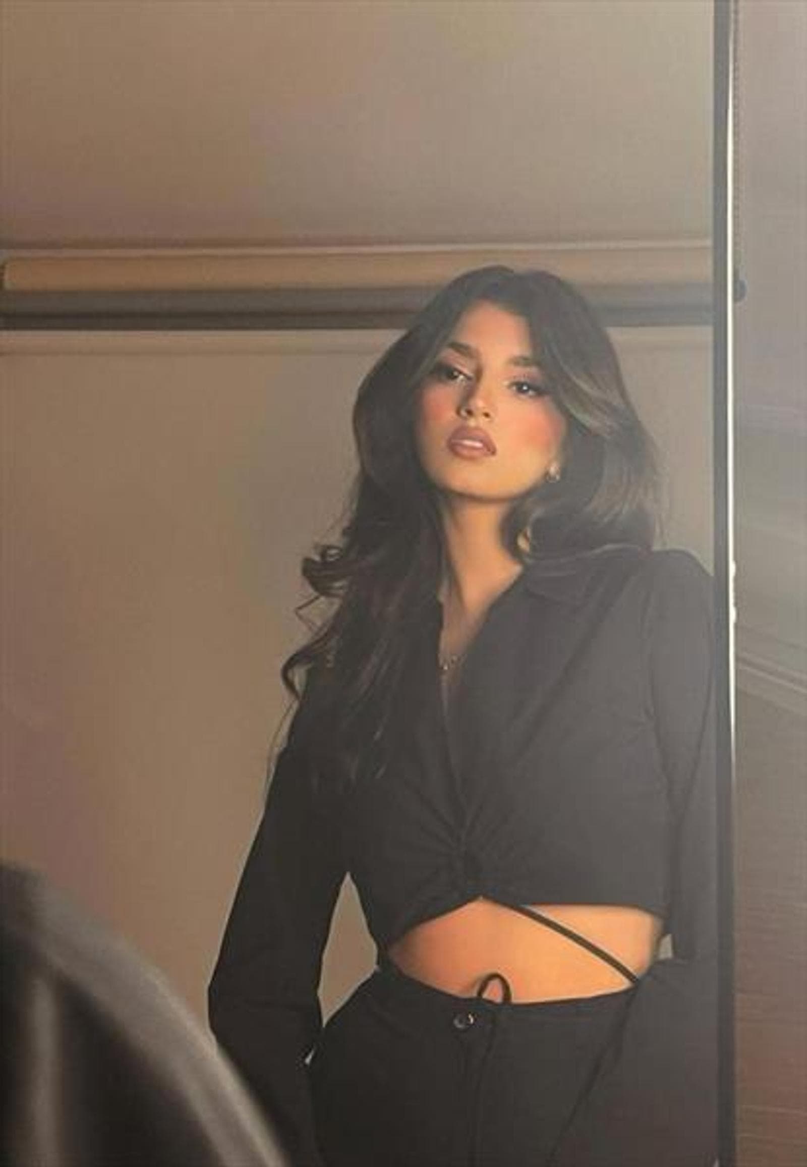 Marit, 26, escort in Hong Kong — black hair, 162 cm (photo 1 of 4)
