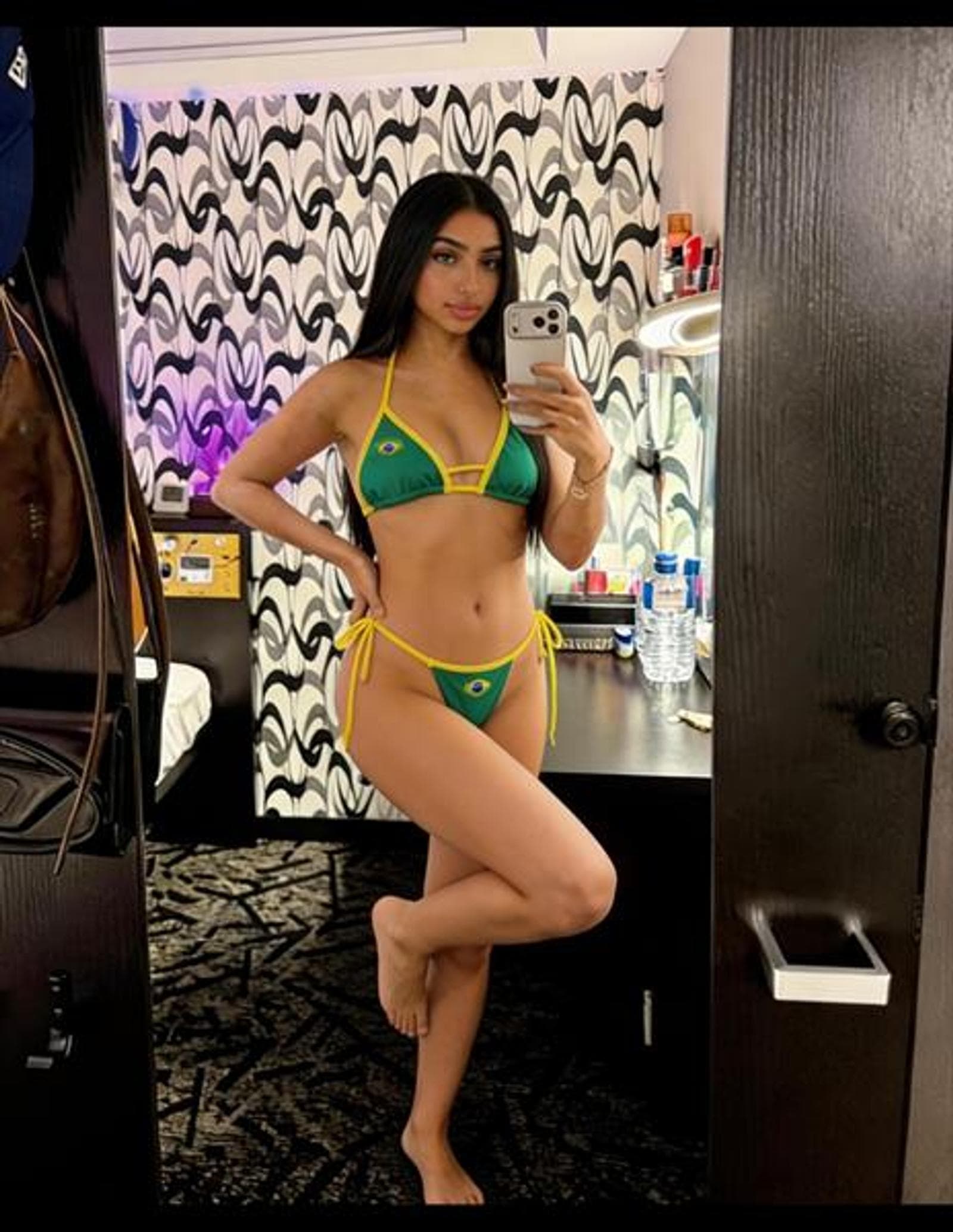 Jodie, 21, escort in Hong Kong — black hair, 164 cm (photo 3 of 5)