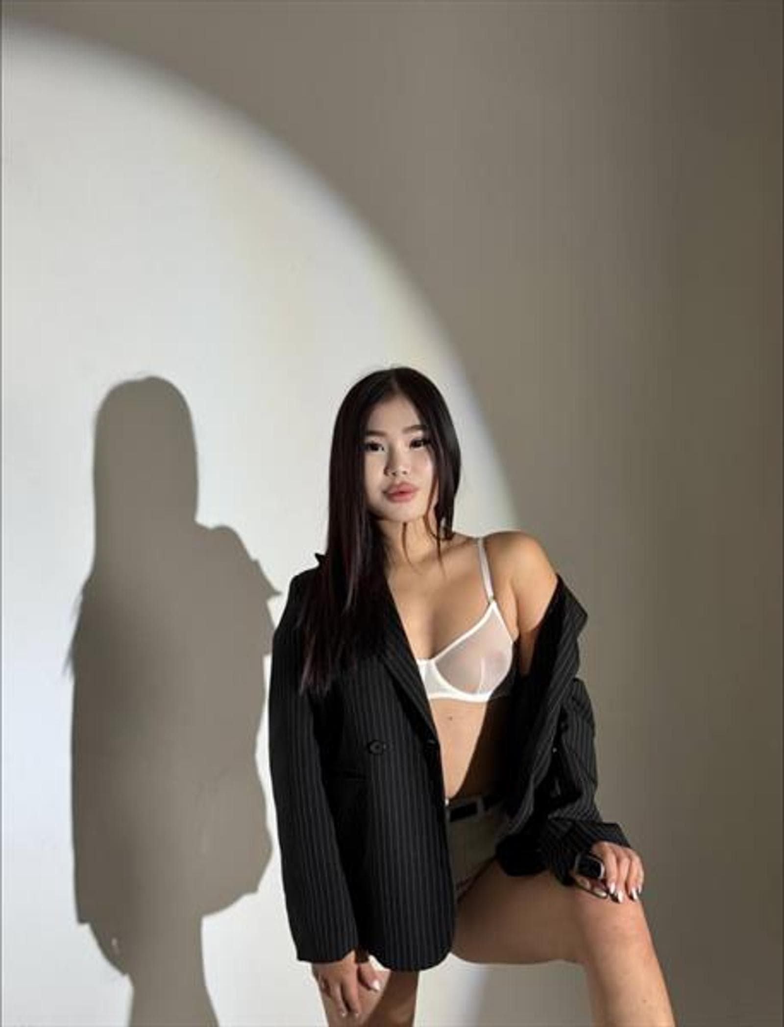 Roos, 22, escort in Hong Kong — 169 cm, black hair (photo 2 of 5)