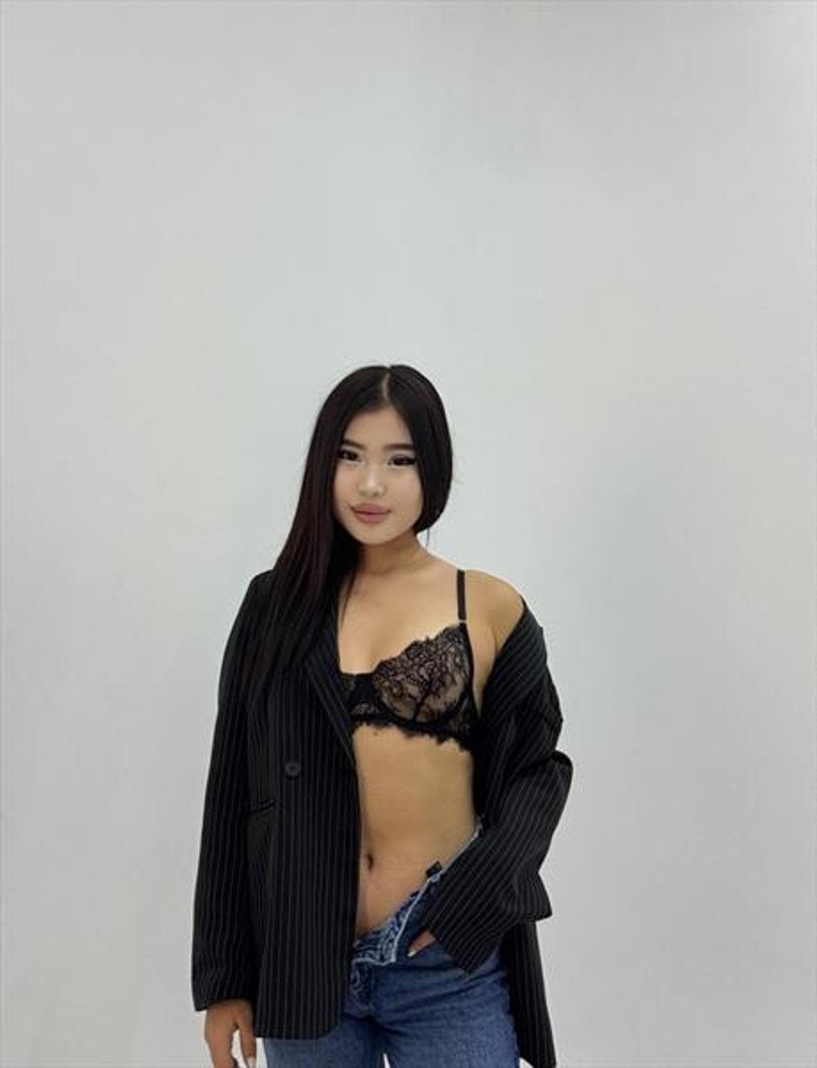 Roos, 22, escort in Hong Kong — black hair, 169 cm (photo 5 of 5)