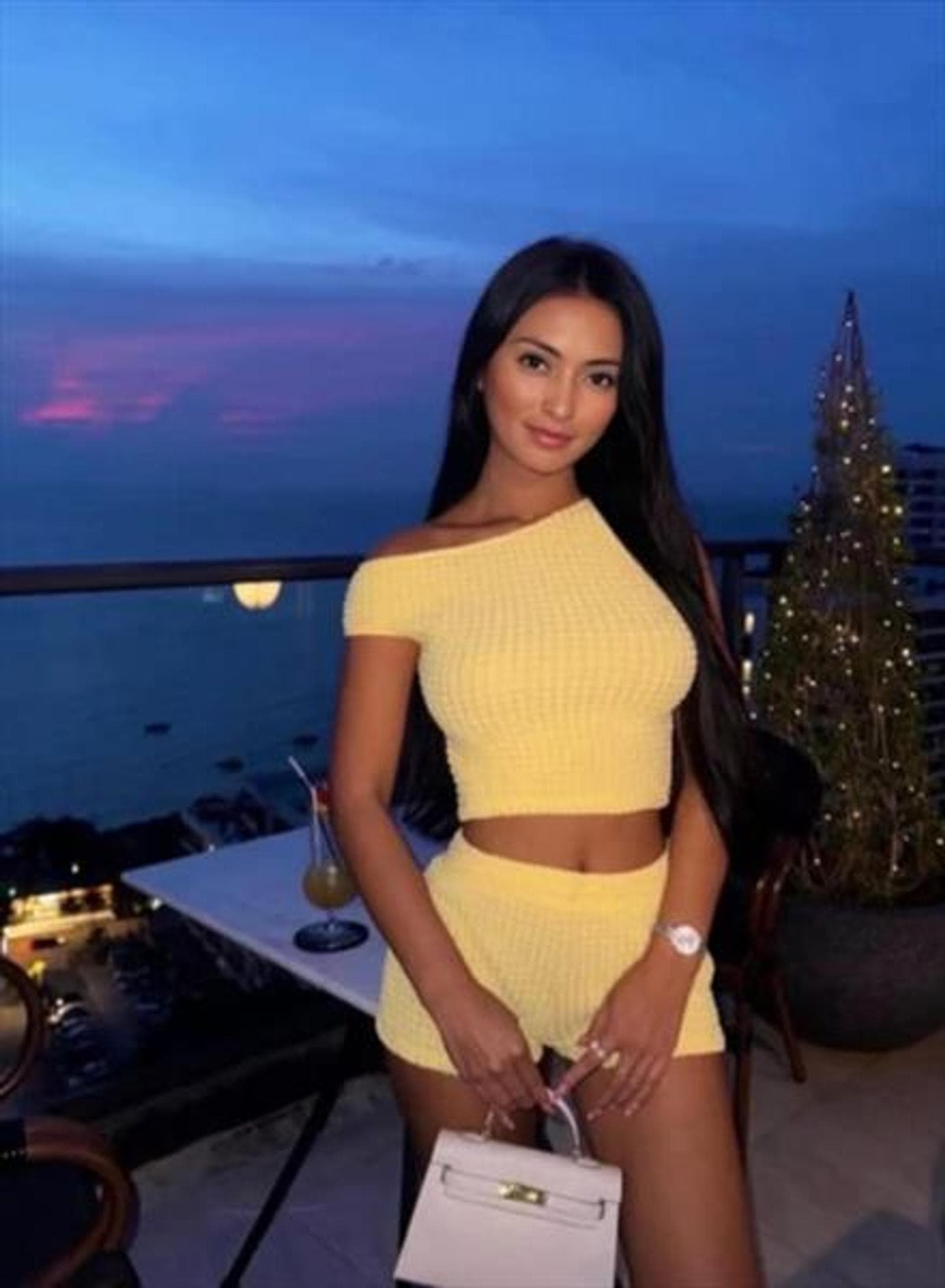 Cyrielle, 27, escort in Hong Kong — 162 cm, black hair (photo 2 of 5)