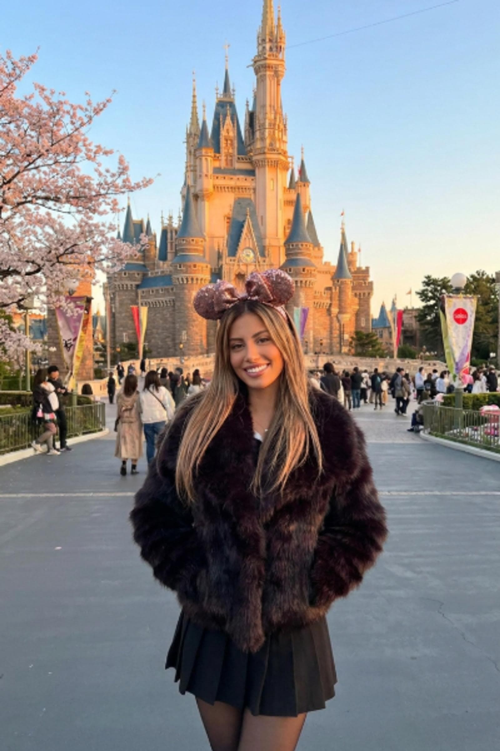 Ulrike, 23, escort in Hong Kong — brown hair, 172 cm (photo 3 of 6)