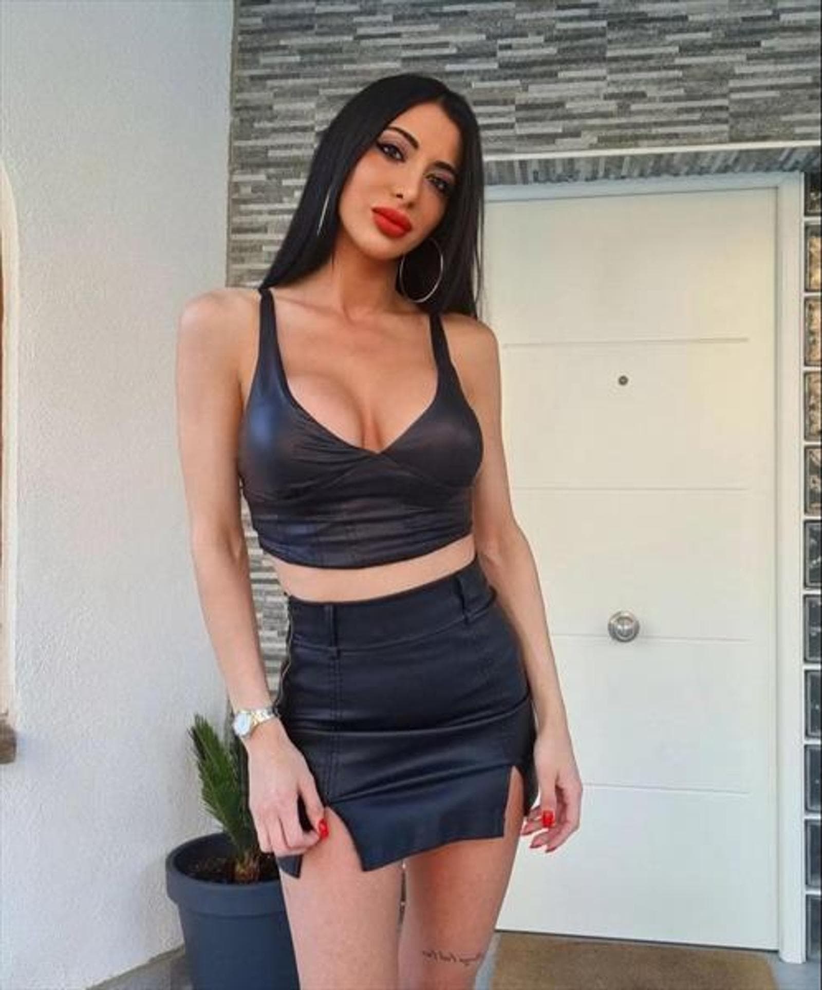Barbara, 27, escort in Hong Kong — black hair, 167 cm (photo 3 of 5)