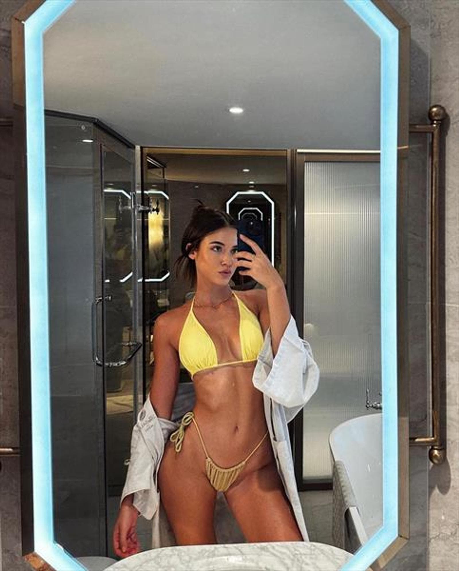 Morgan, 26, escort in Hong Kong — 169 cm, brown hair (photo 2 of 5)