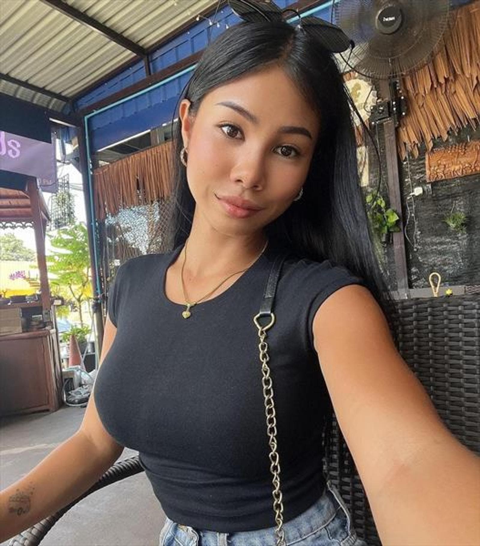 Jette, 25, escort in Hong Kong — black hair, 164 cm (photo 1 of 3)