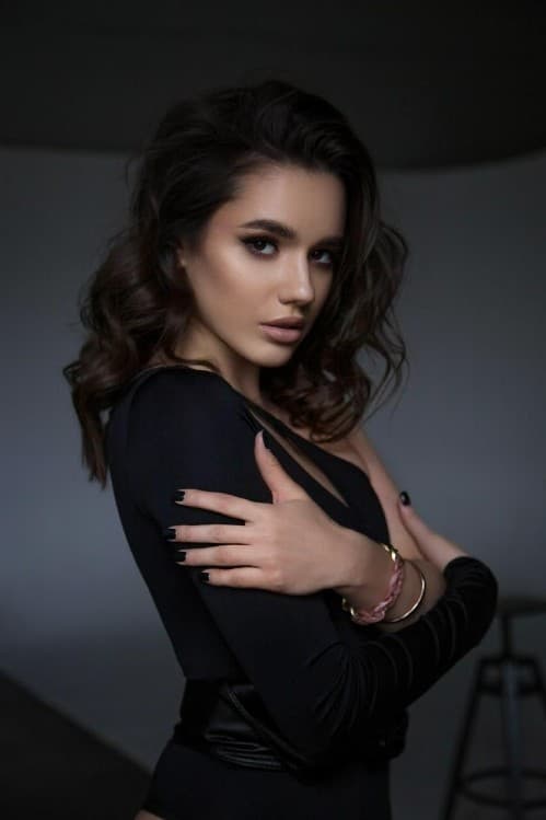 Juno, 26, escort in Dubai — brown hair (photo 4 of 6)
