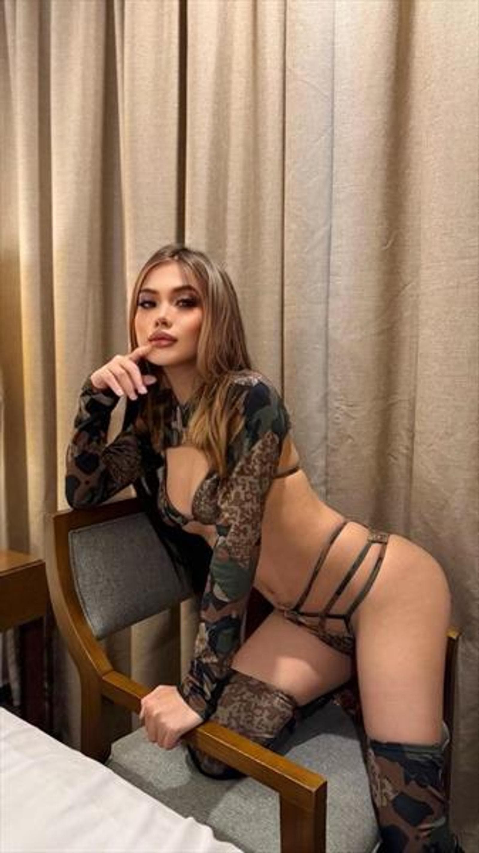 Constance, 26, escort in Hong Kong — brown hair, 167 cm (photo 1 of 5)