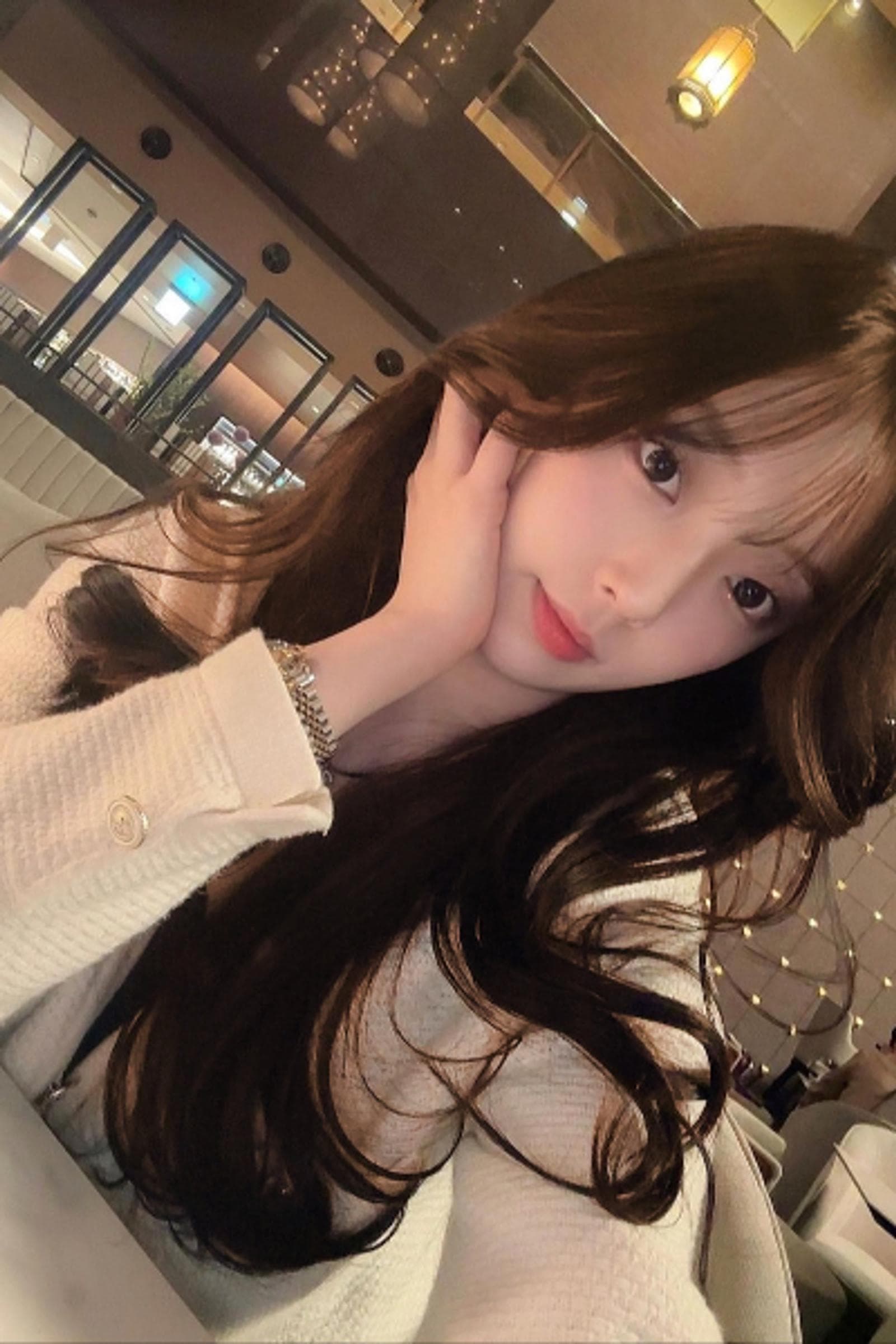 Hikari, 24, escort in Hong Kong — brown hair, 169 cm (photo 7 of 8)