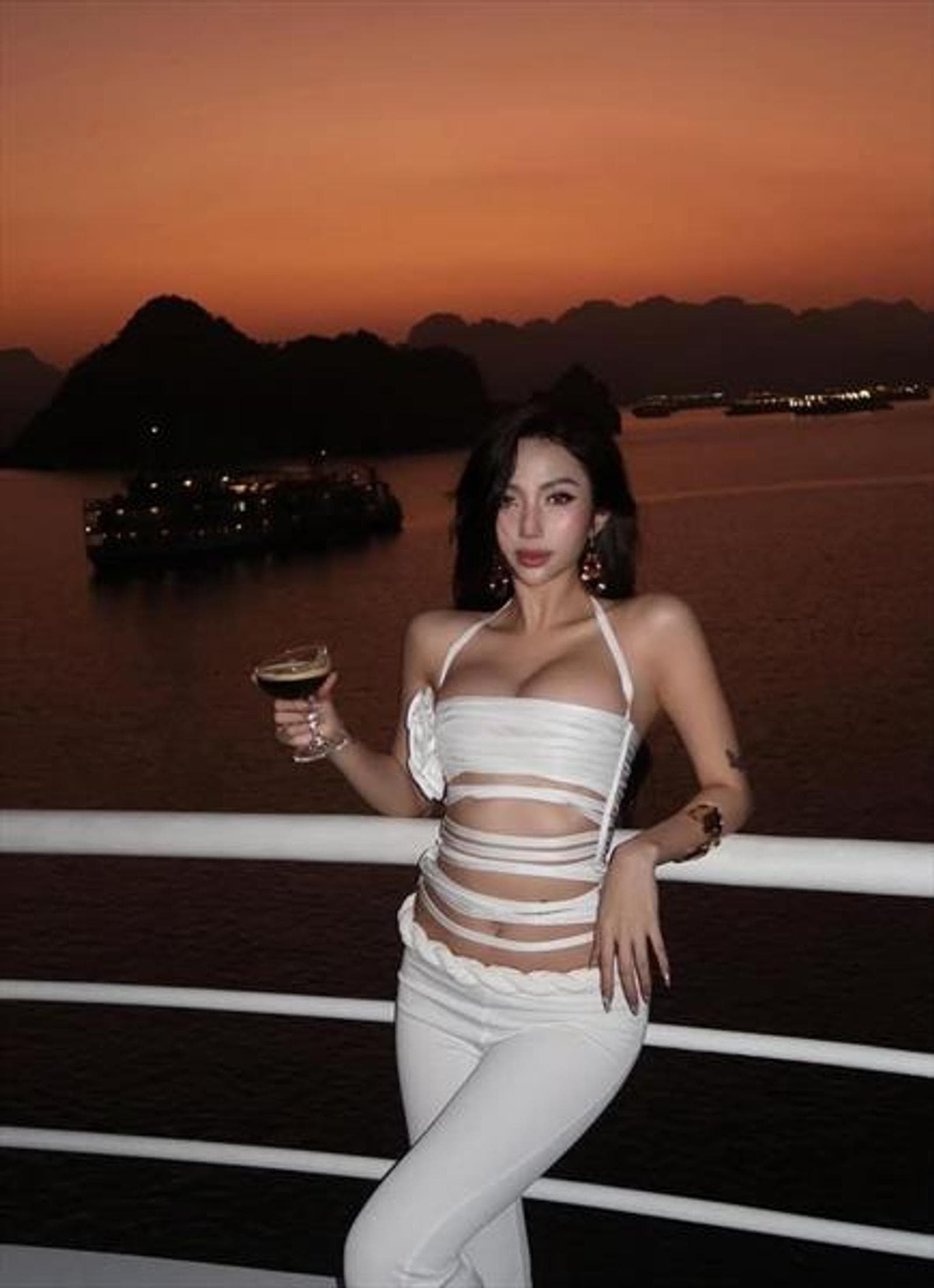 Kumiko, 24, escort in Hong Kong — black hair, 167 cm (photo 5 of 5)