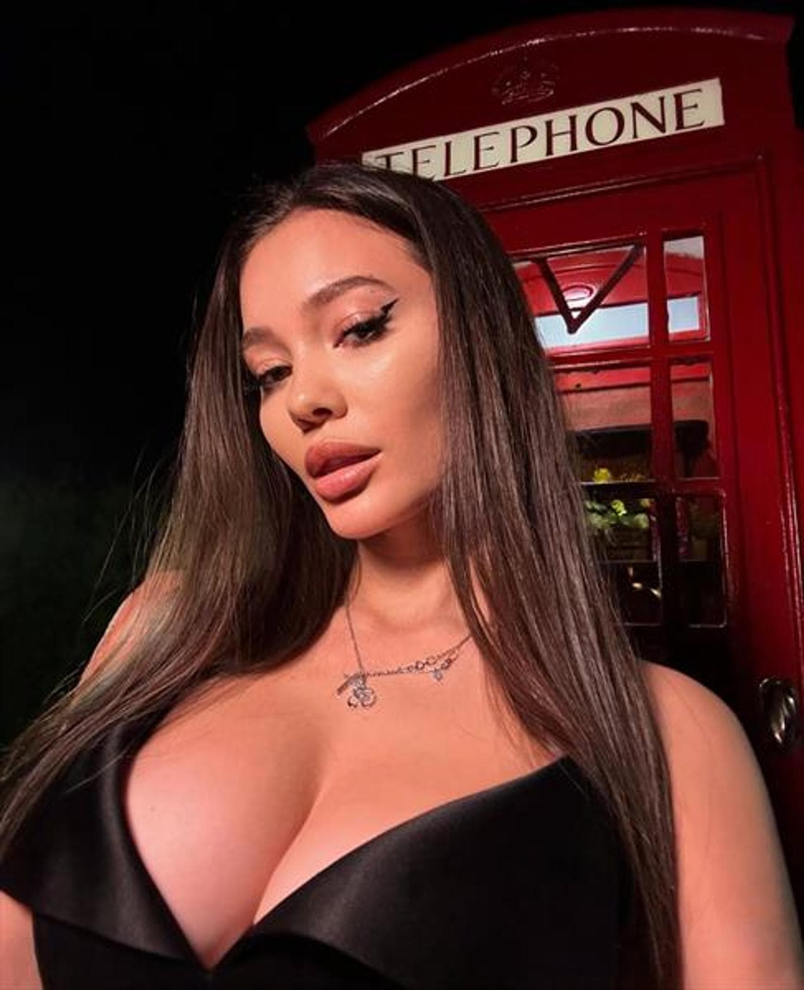Larissa, 24, escort in Hong Kong — brown hair, 169 cm (photo 5 of 5)