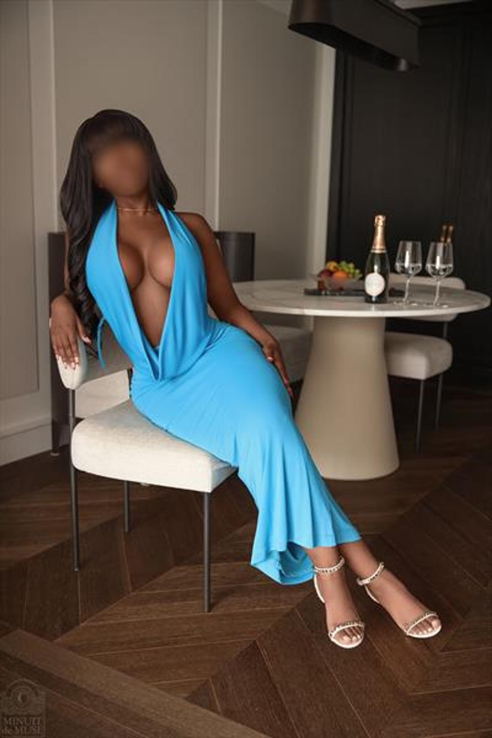 Paige, 26, escort in Hong Kong — 167 cm, brown hair (photo 4 of 5)
