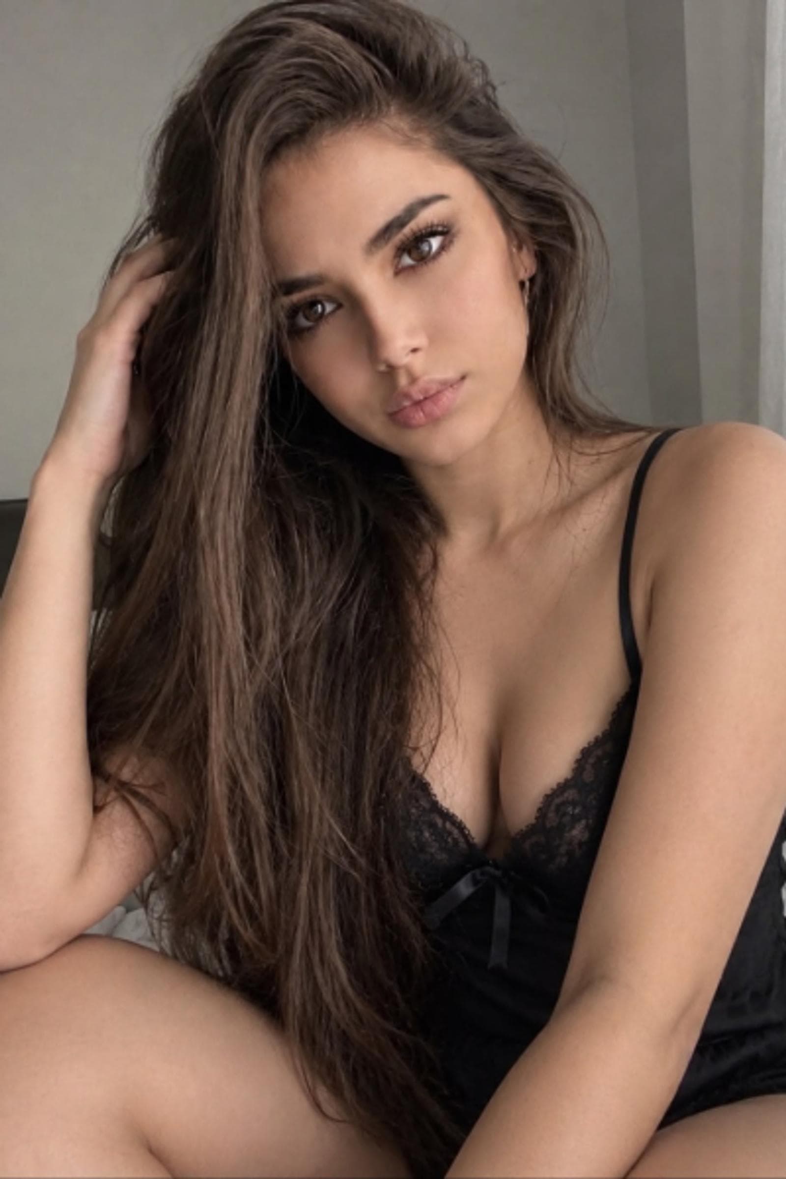 Nele, 24, escort in Hong Kong — 167 cm, black hair (photo 4 of 5)