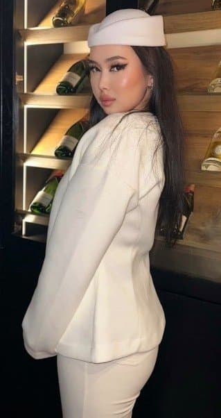 Laura, 20, escort in Astana — Kazakh, 171 cm (photo 8 of 9)