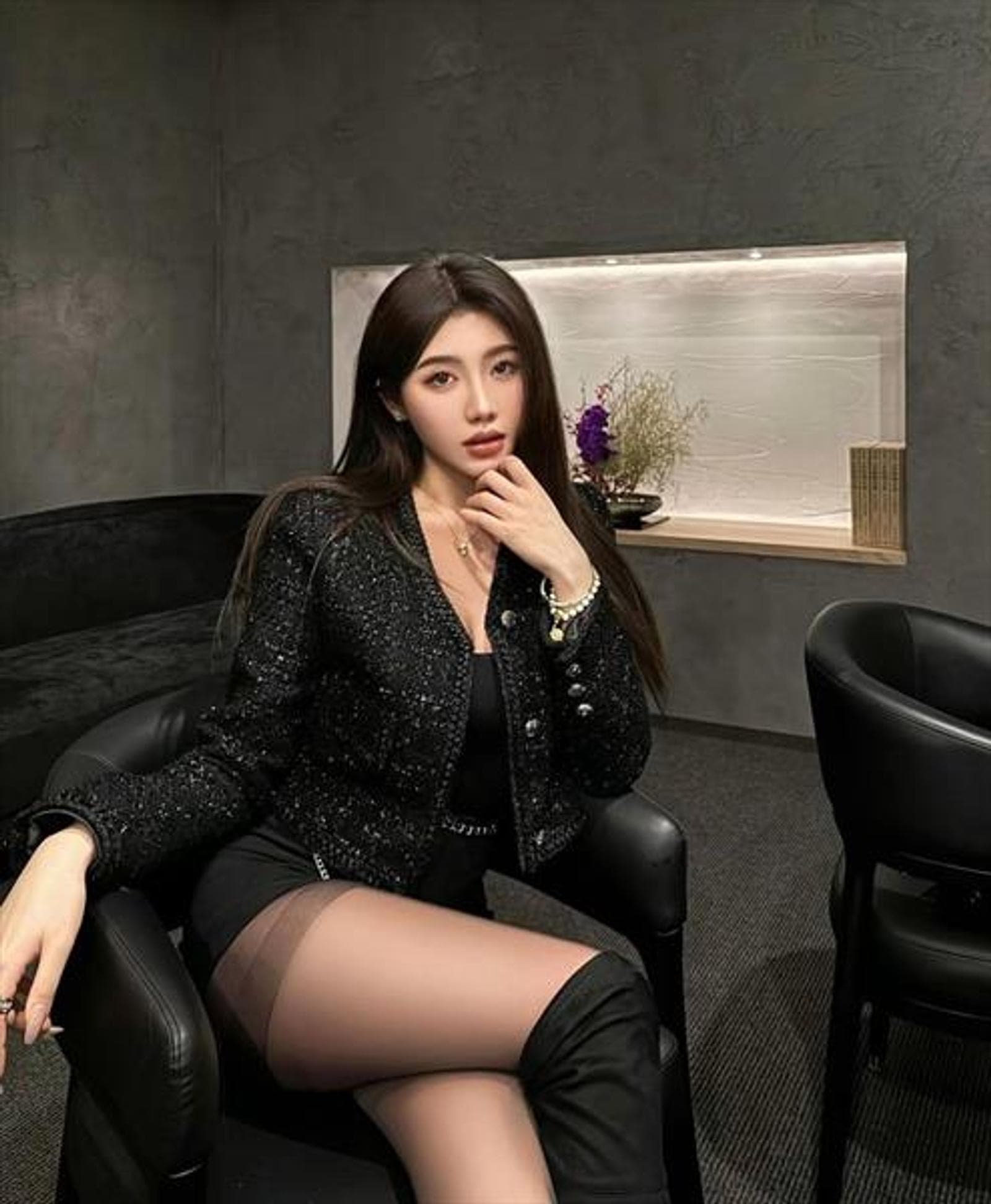 Hana, 26, escort in Hong Kong — 169 cm, brown hair (photo 4 of 5)