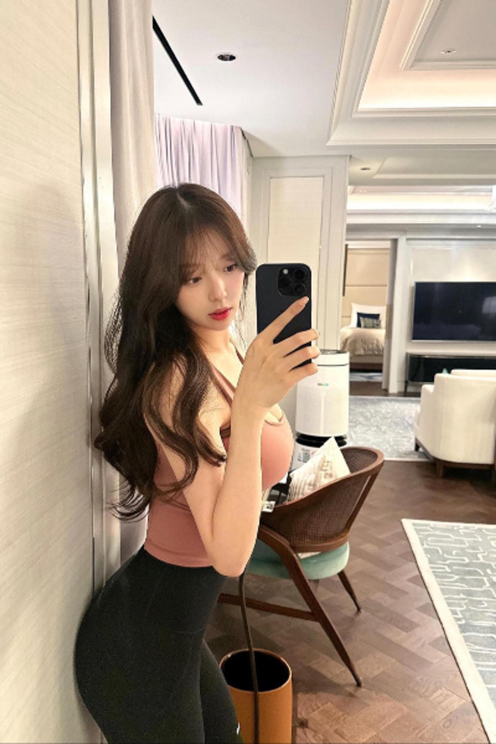 Hikari, 24, escort in Hong Kong — 169 cm, brown hair (photo 2 of 8)