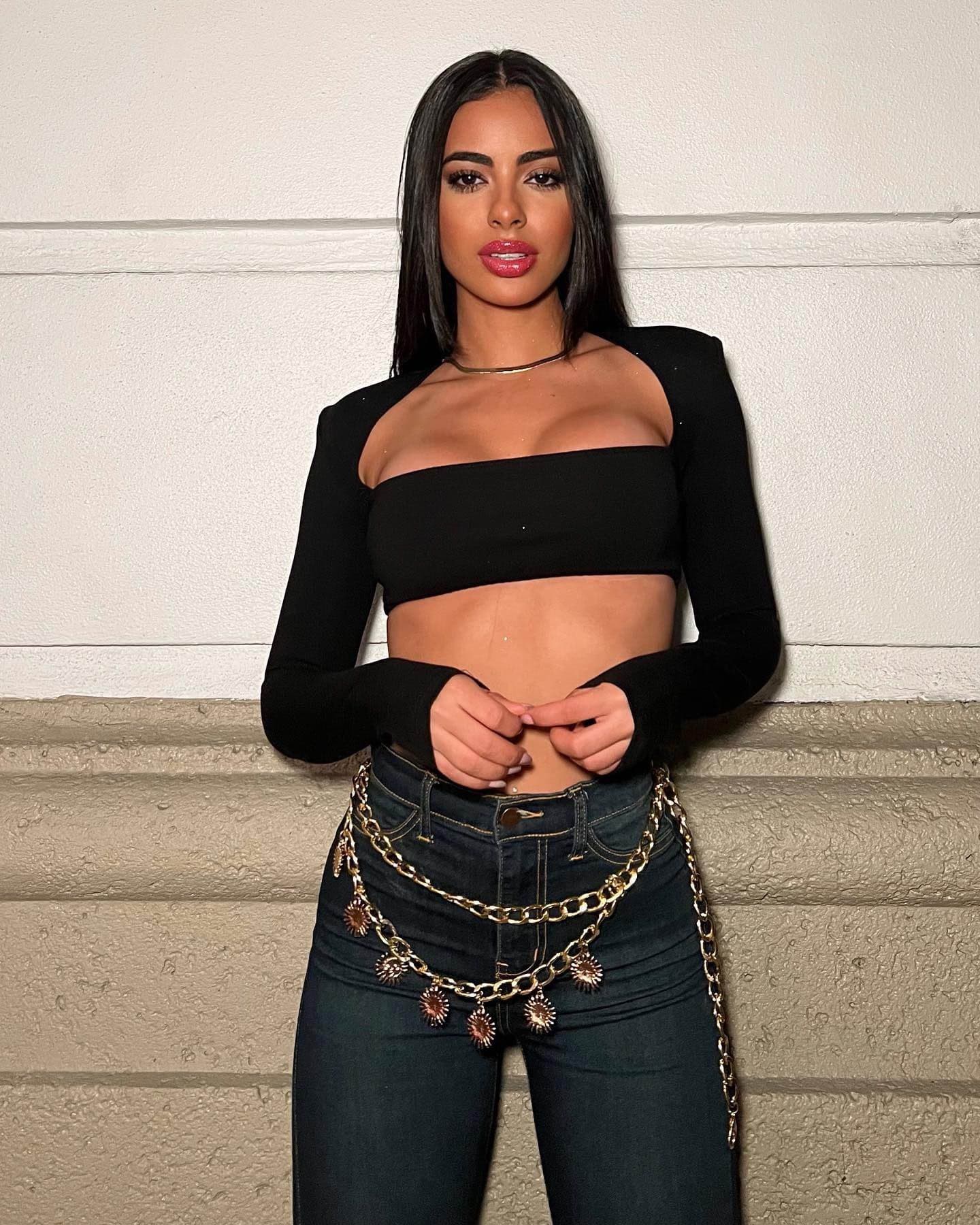 Emma, 24, escort in Moscow — black hair, 170 cm (photo 5 of 10)