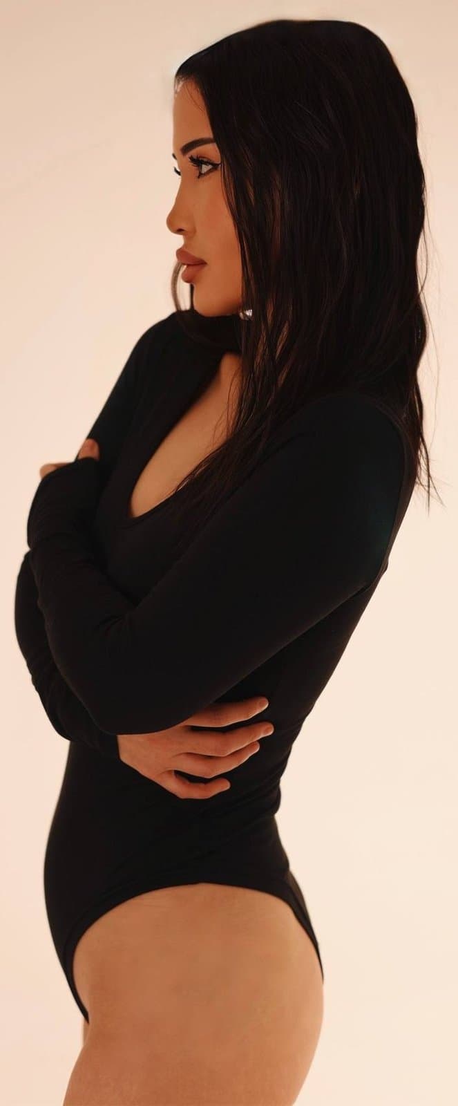 Munisa, 22, escort in Almaty — brown hair, Kazakh (photo 13 of 13)