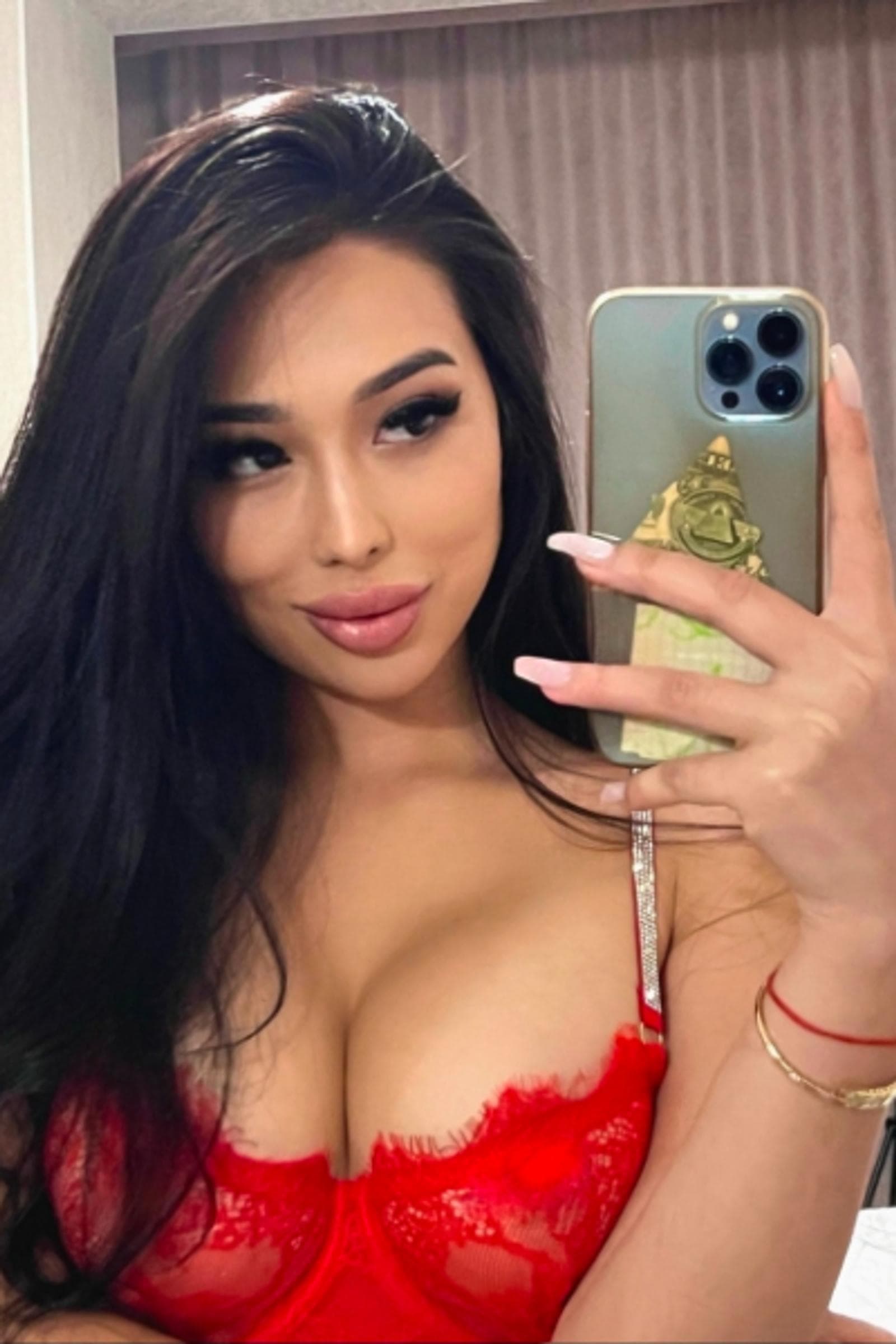 Louise, 23, escort in Hong Kong — 169 cm, black hair (photo 2 of 5)