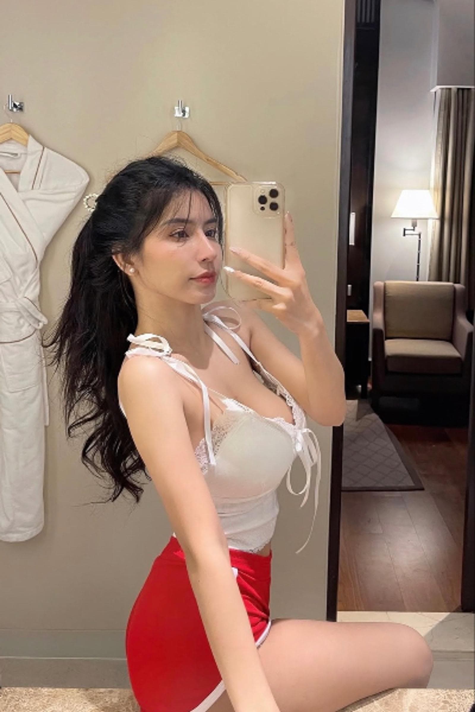 Miku, 24, escort in Hong Kong — 169 cm, black hair (photo 4 of 4)