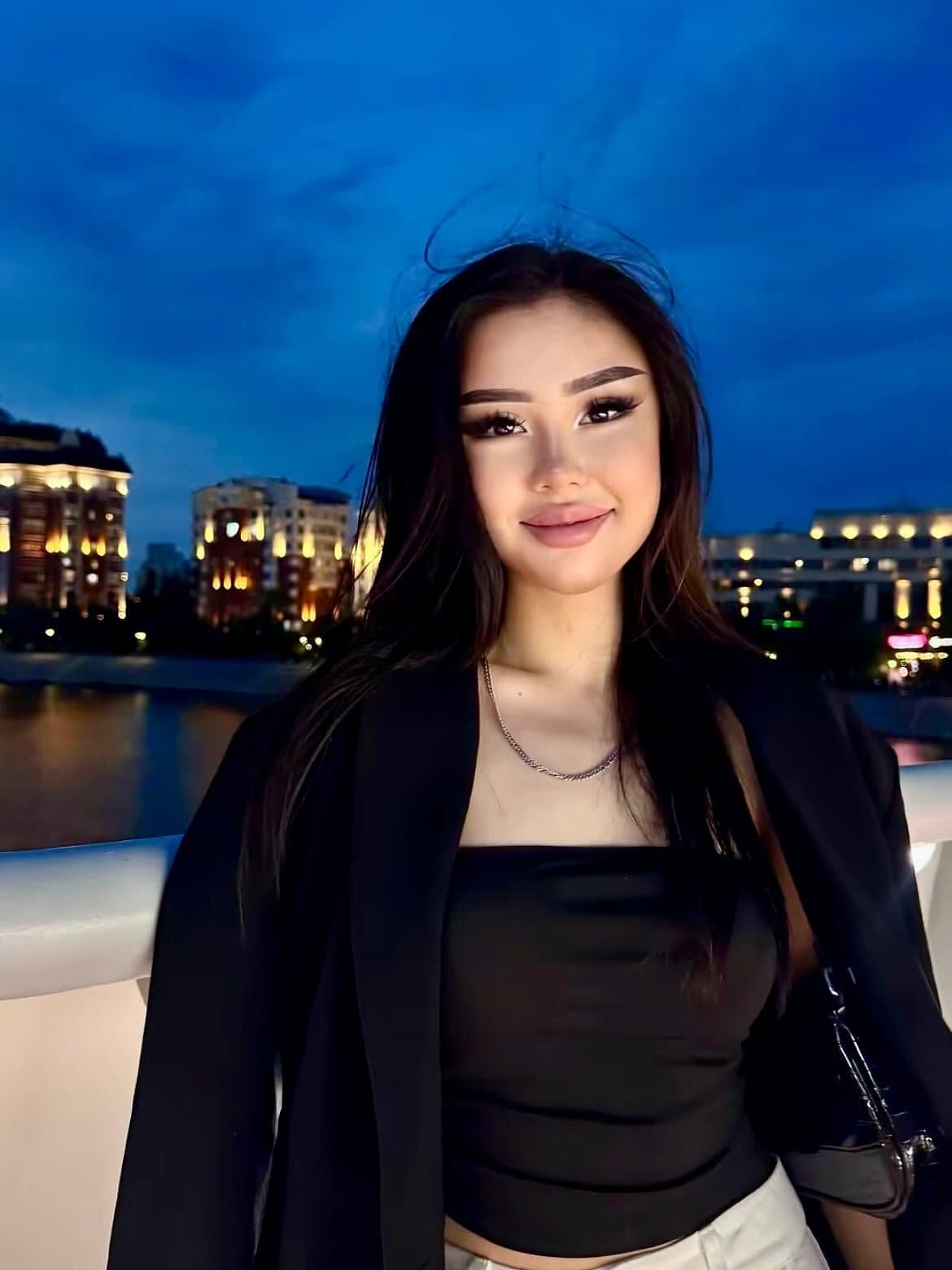 Leyla, 20, escort in Almaty — black hair, 170 cm (photo 9 of 9)