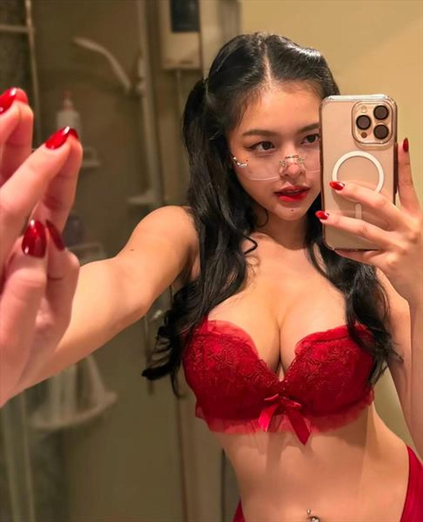 Moe, 26, escort in Hong Kong — black hair, 167 cm (photo 1 of 4)