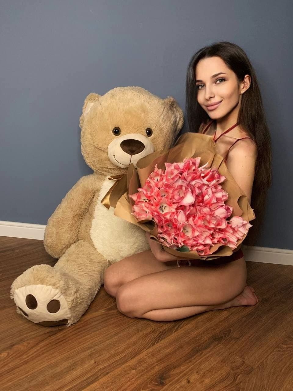 Elaina, 24, escort in Dubai — brown hair (photo 5 of 6)