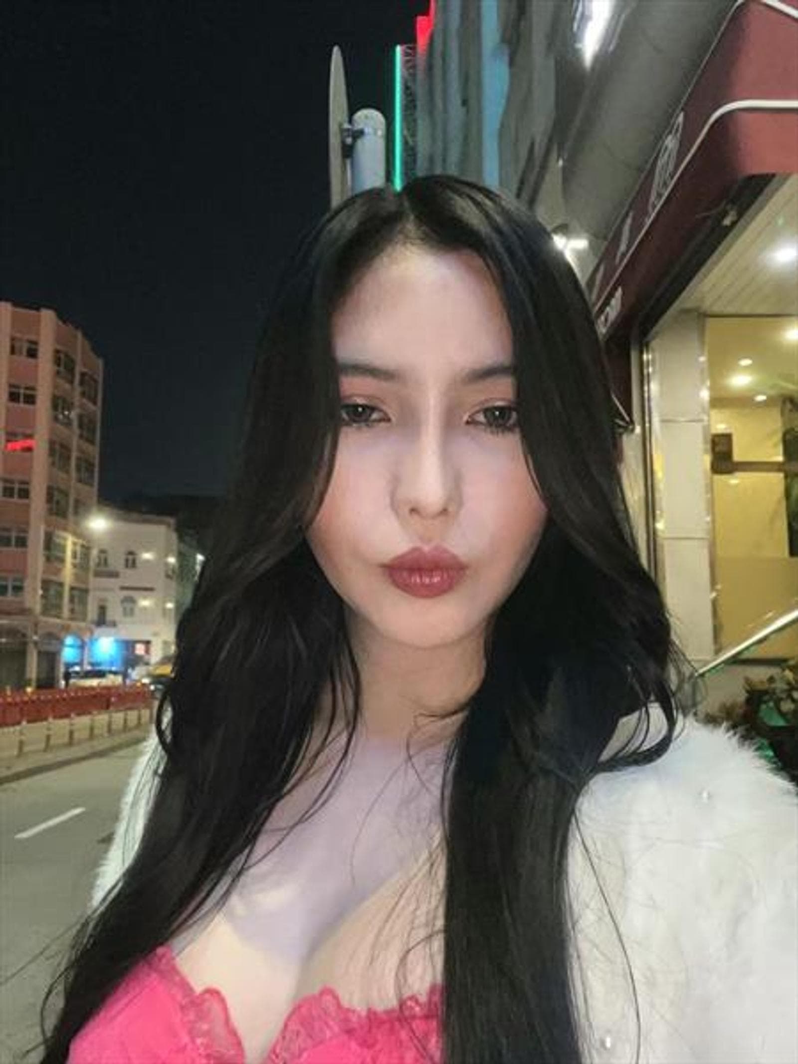 Heloise, 35, escort in Hong Kong — 182 cm, black hair (photo 2 of 5)