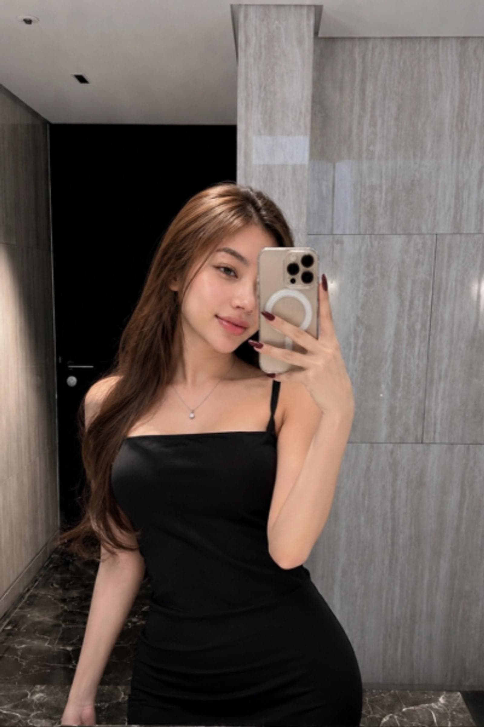 Mai, 23, escort in Hong Kong — 162 cm, black hair (photo 2 of 4)