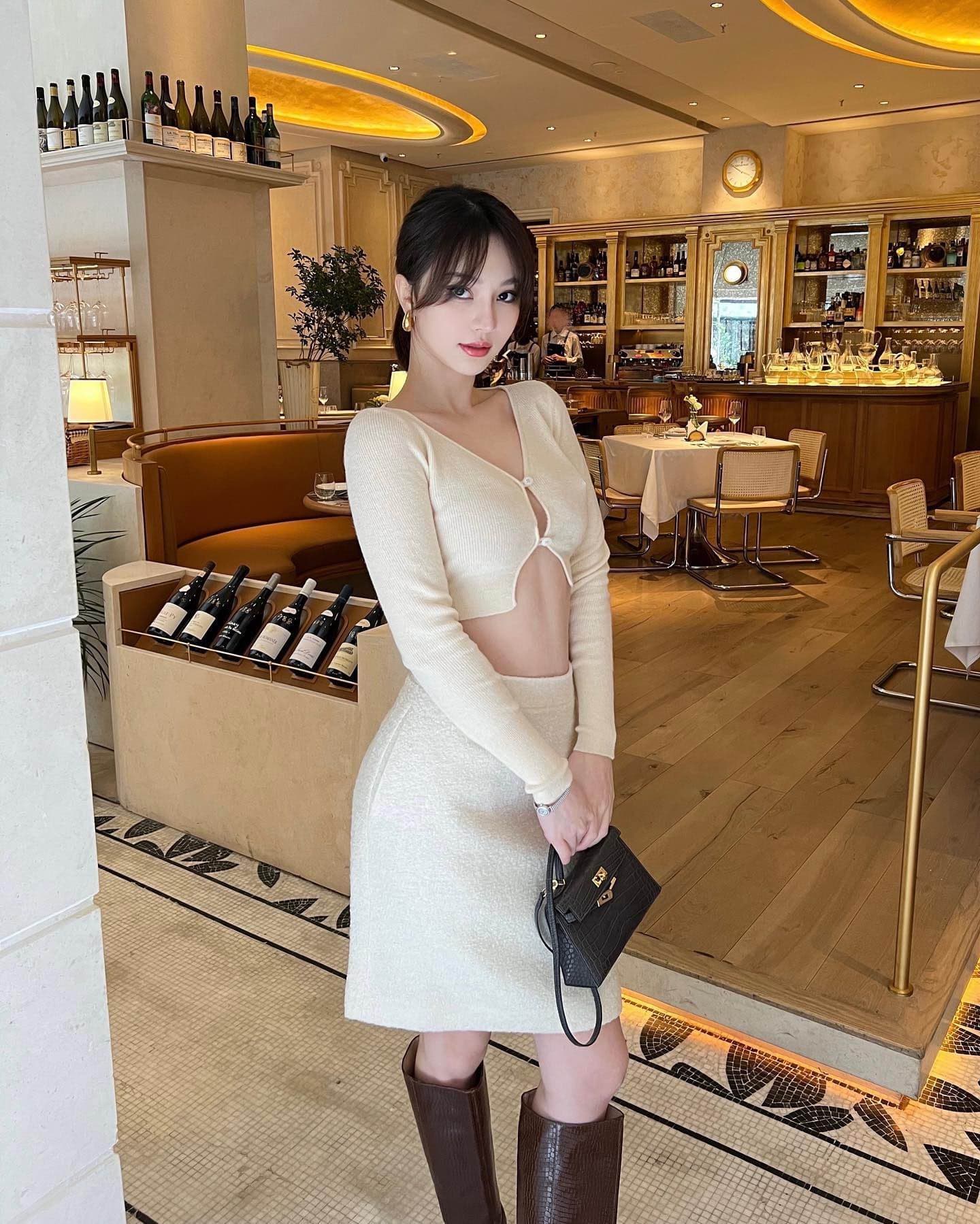 Sloan, 23, escort in Moscow — 172 cm, black hair (photo 6 of 10)