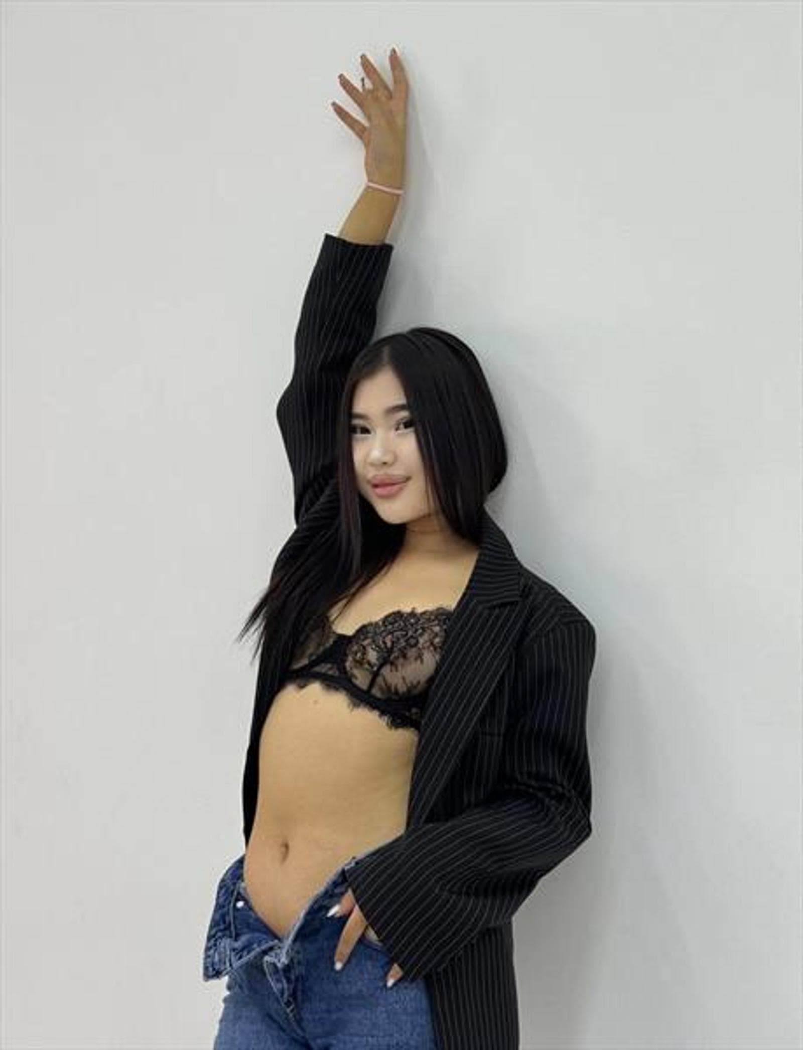 Roos, 22, escort in Hong Kong — black hair, 169 cm (photo 1 of 5)