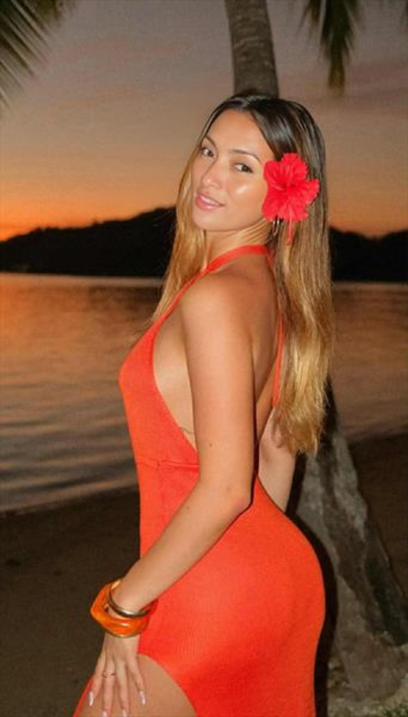 Alana, 28, escort in Hong Kong — 167 cm, black hair (photo 4 of 5)