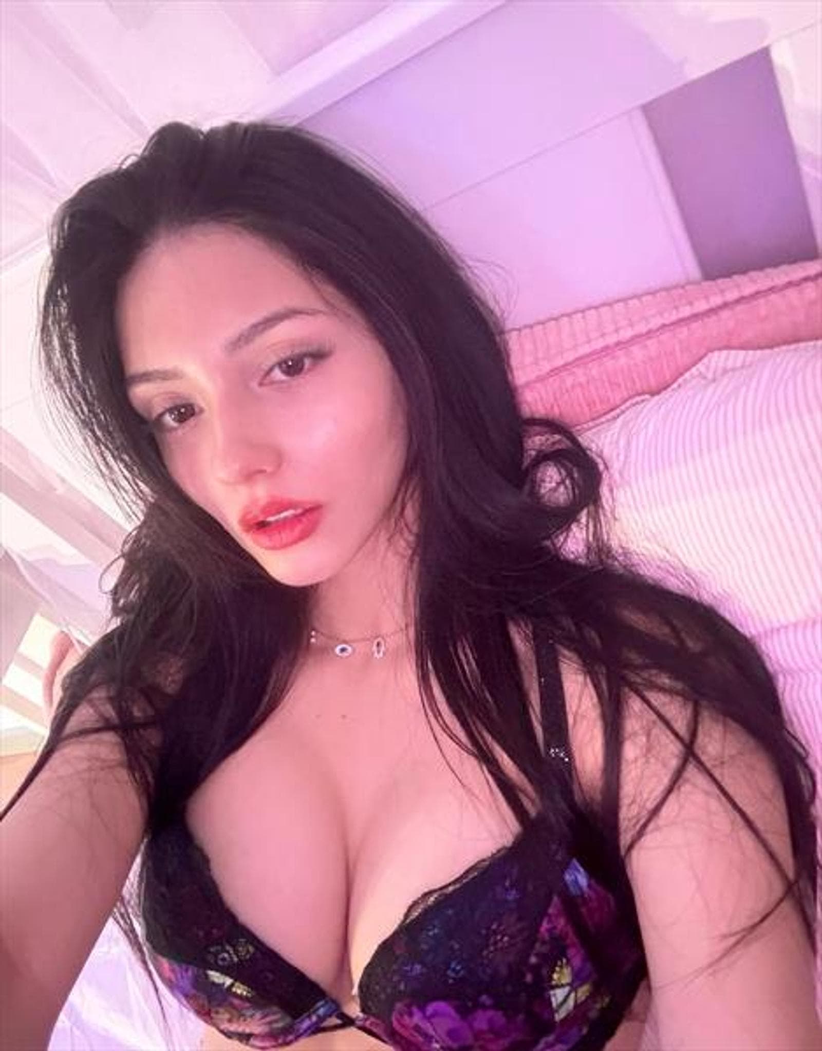 Nadja, 29, escort in Hong Kong — 167 cm, black hair (photo 2 of 5)