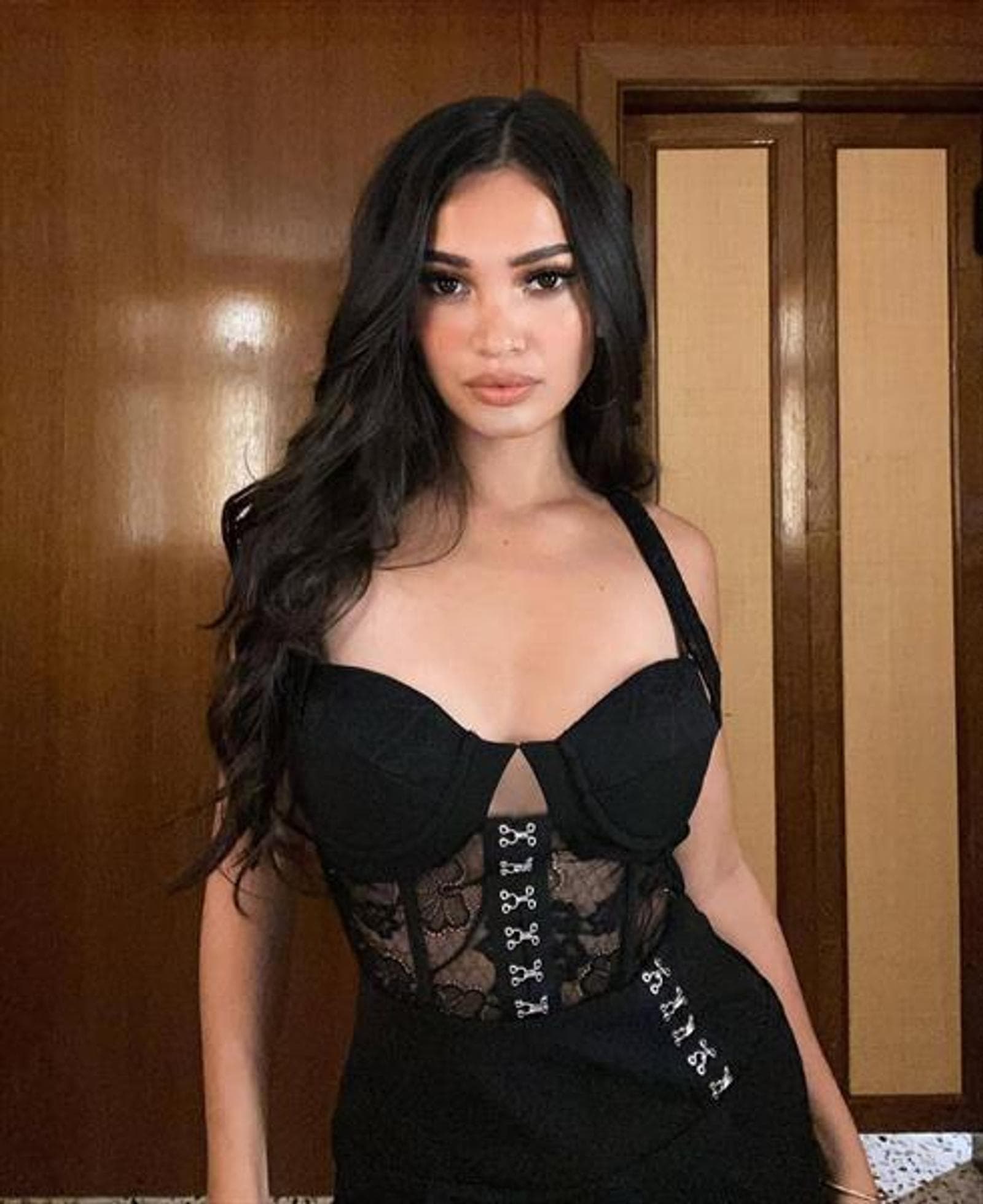 Zhen, 29, escort in Hong Kong — 164 cm, black hair (photo 2 of 5)