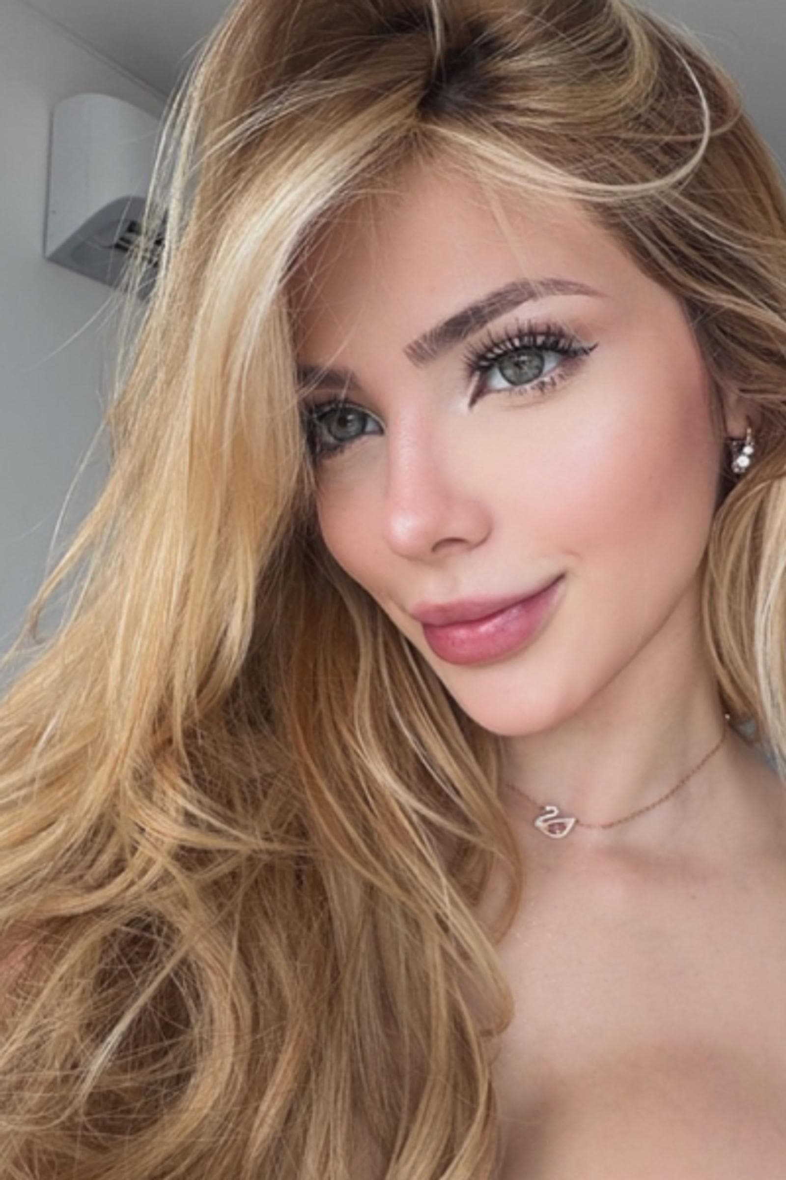 Severine, 25, escort in Hong Kong — blonde hair, 167 cm (photo 1 of 7)
