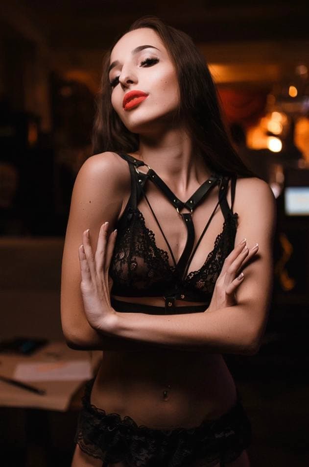 Elaina, 24, escort in Dubai — brown hair (photo 2 of 6)