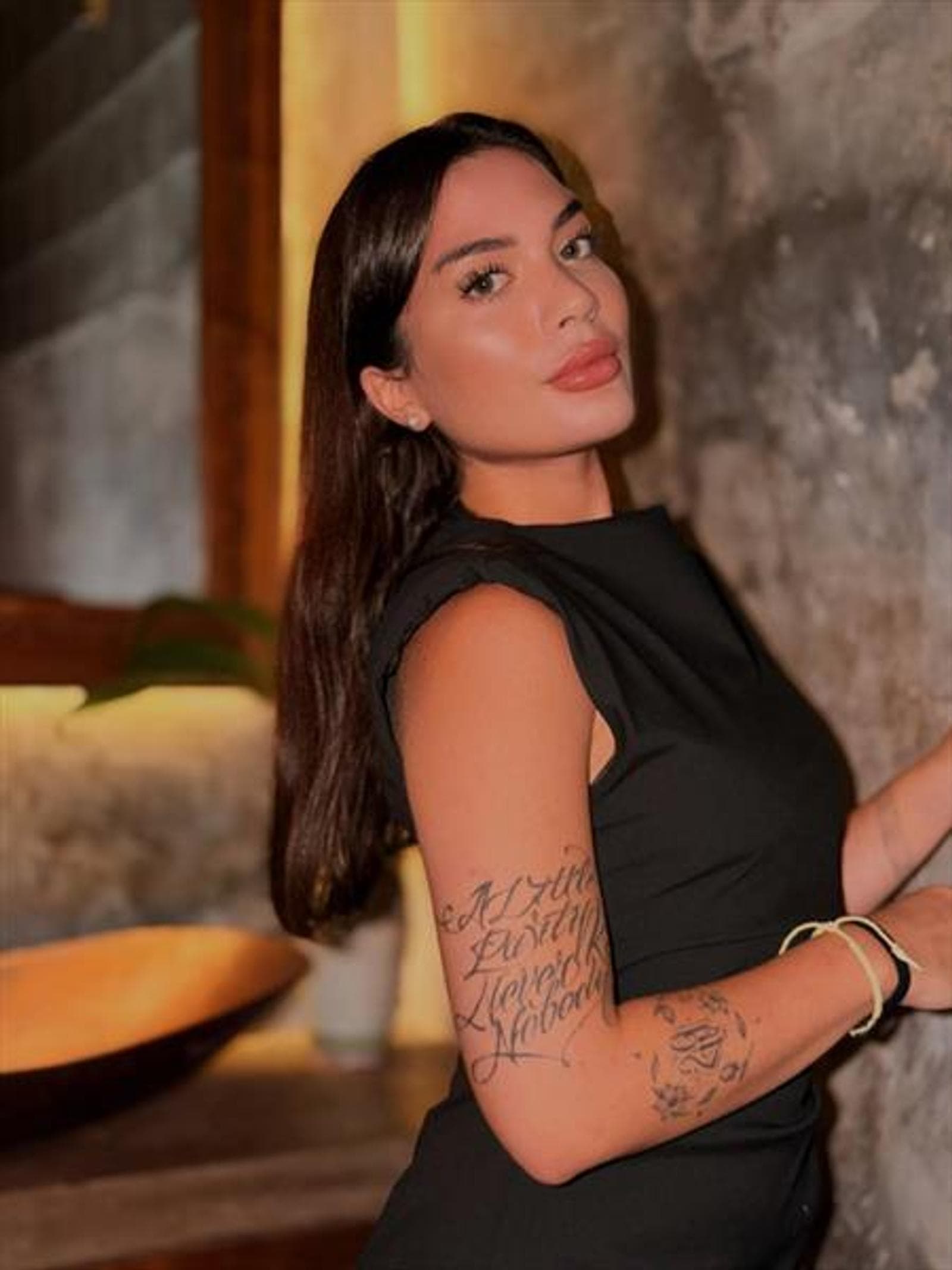 Kennedy, 22, escort in Hong Kong — brown hair, 159 cm (photo 5 of 5)