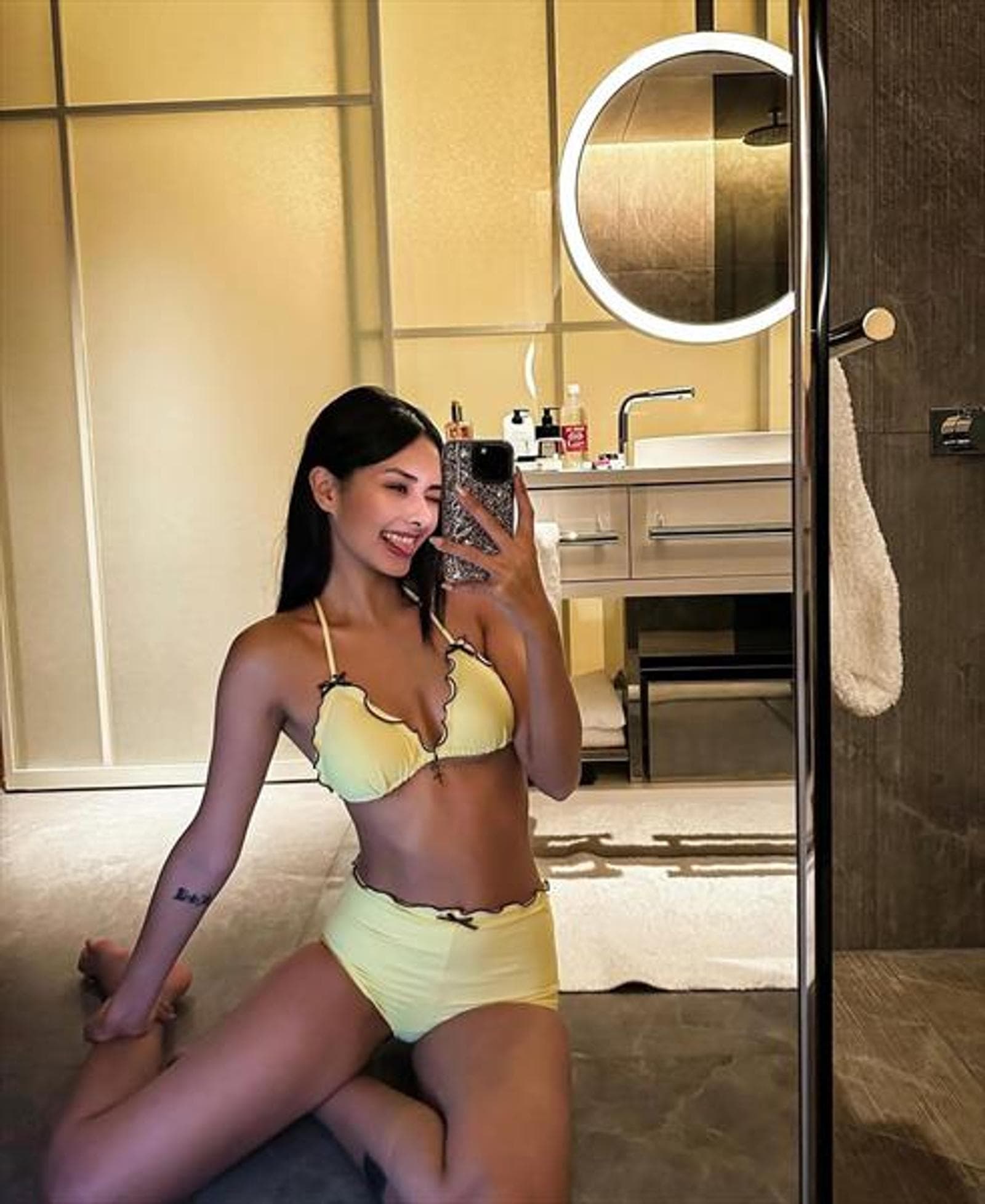 Wincy, 28, escort in Hong Kong — 164 cm, black hair (photo 4 of 5)