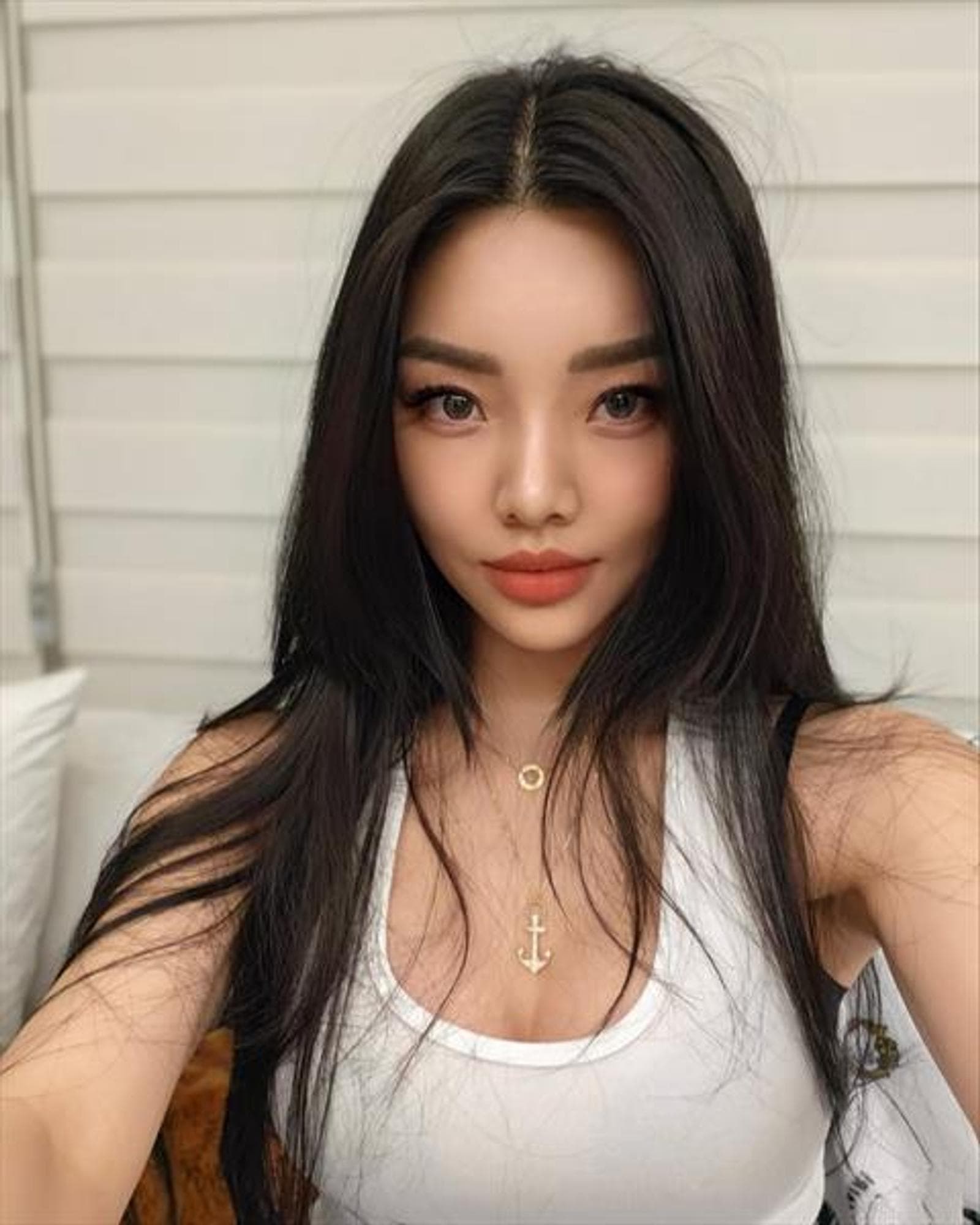 Koko, 28, escort in Hong Kong — brown hair, 164 cm (photo 1 of 5)